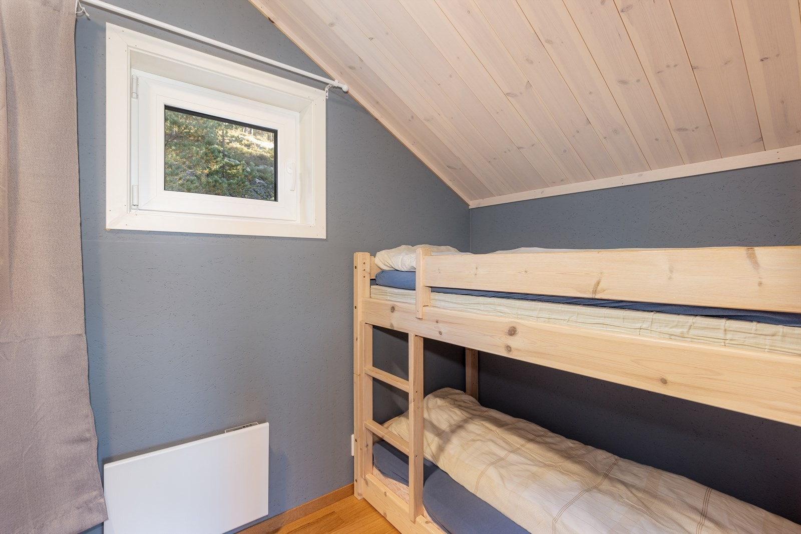 Soverommet har godt med sengeplasser. Det gjøres oppmerksom på at det ikke er godkjent rømningsvei i følge tilstandsrapport. Galleribilde