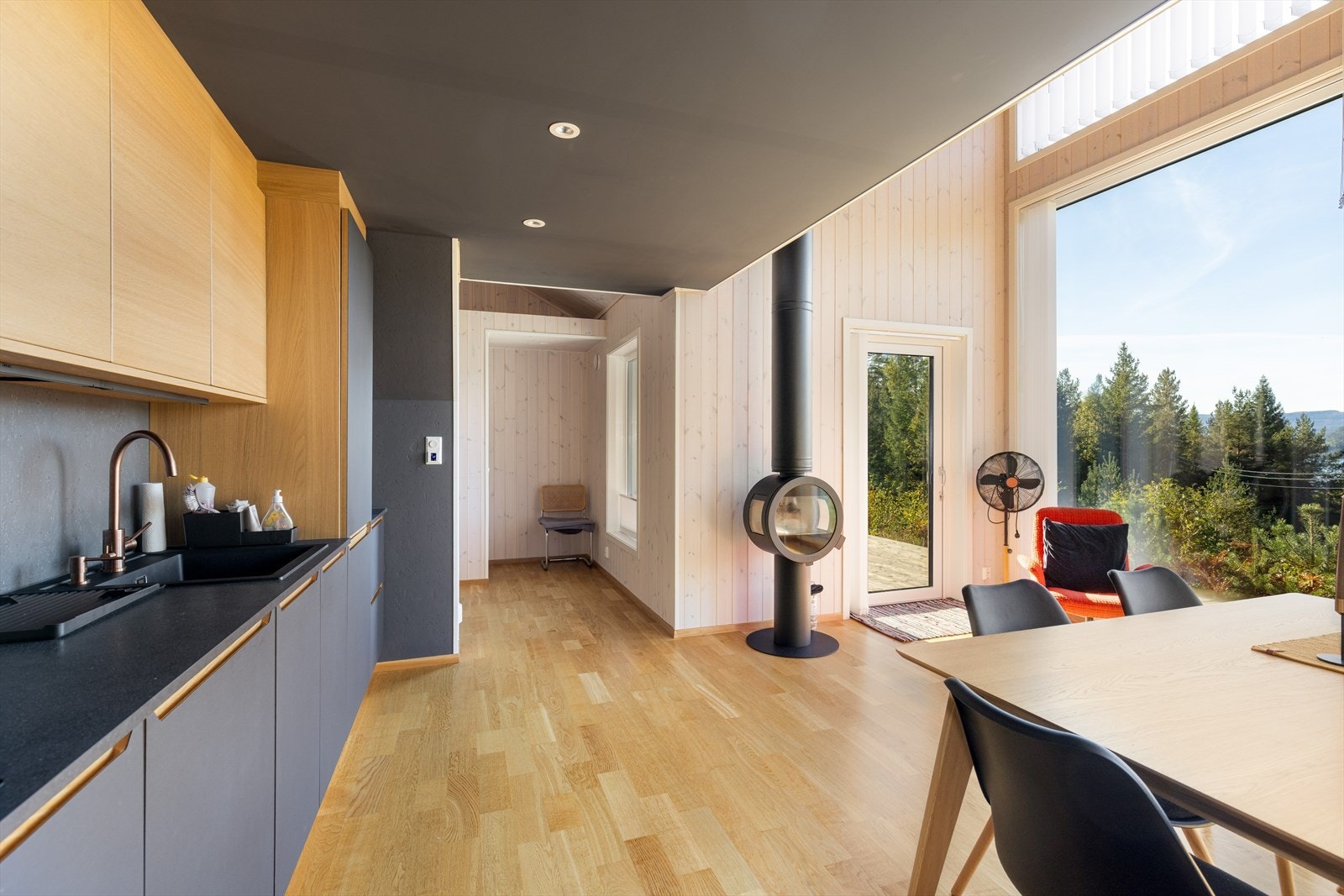 Delikat stue med fantastisk takhøyde og åpen kjøkkenløsning. Galleribilde