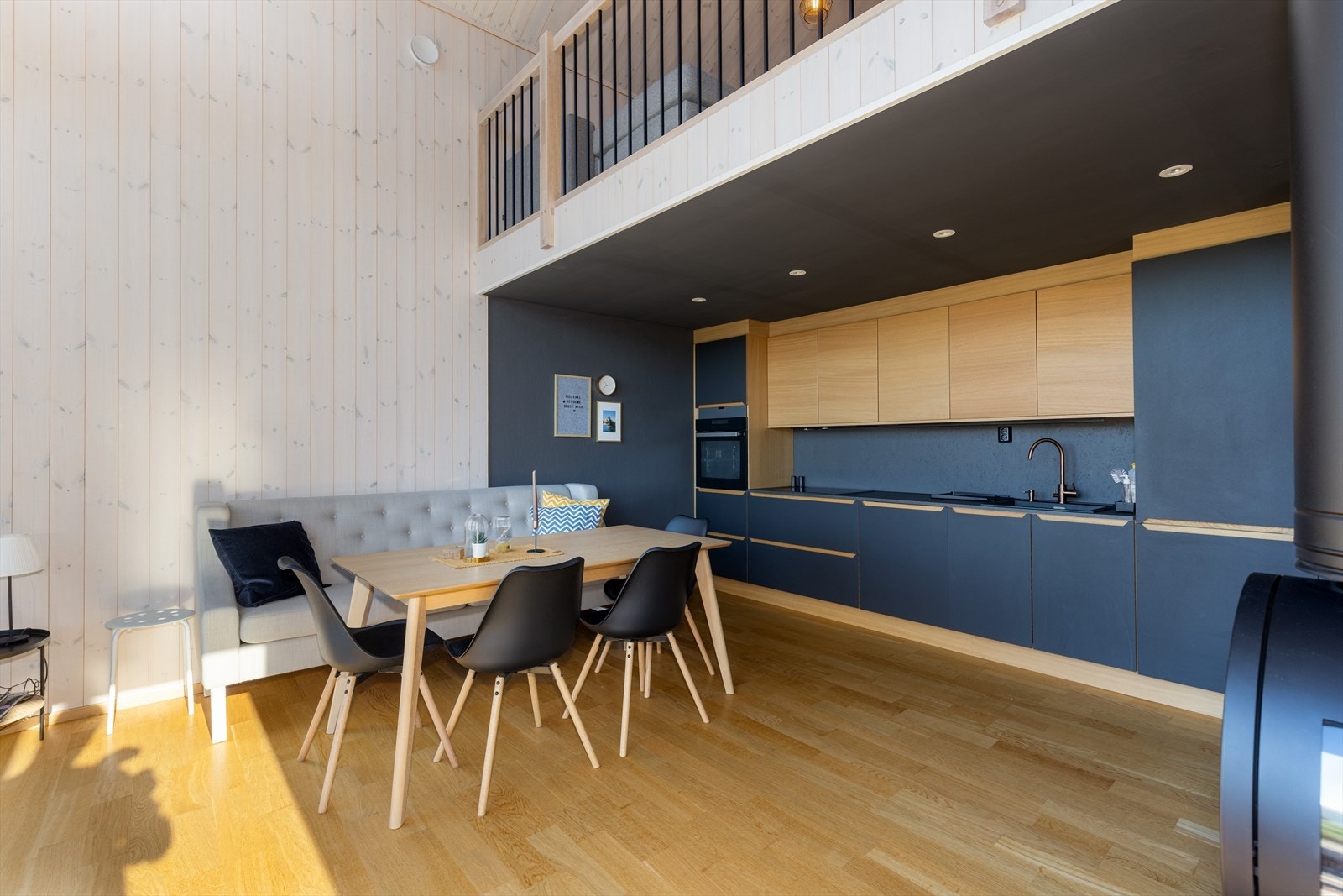 Lekkert og moderne Strai kjøkken med integrerte hvitevarer og god skapplass. Galleribilde