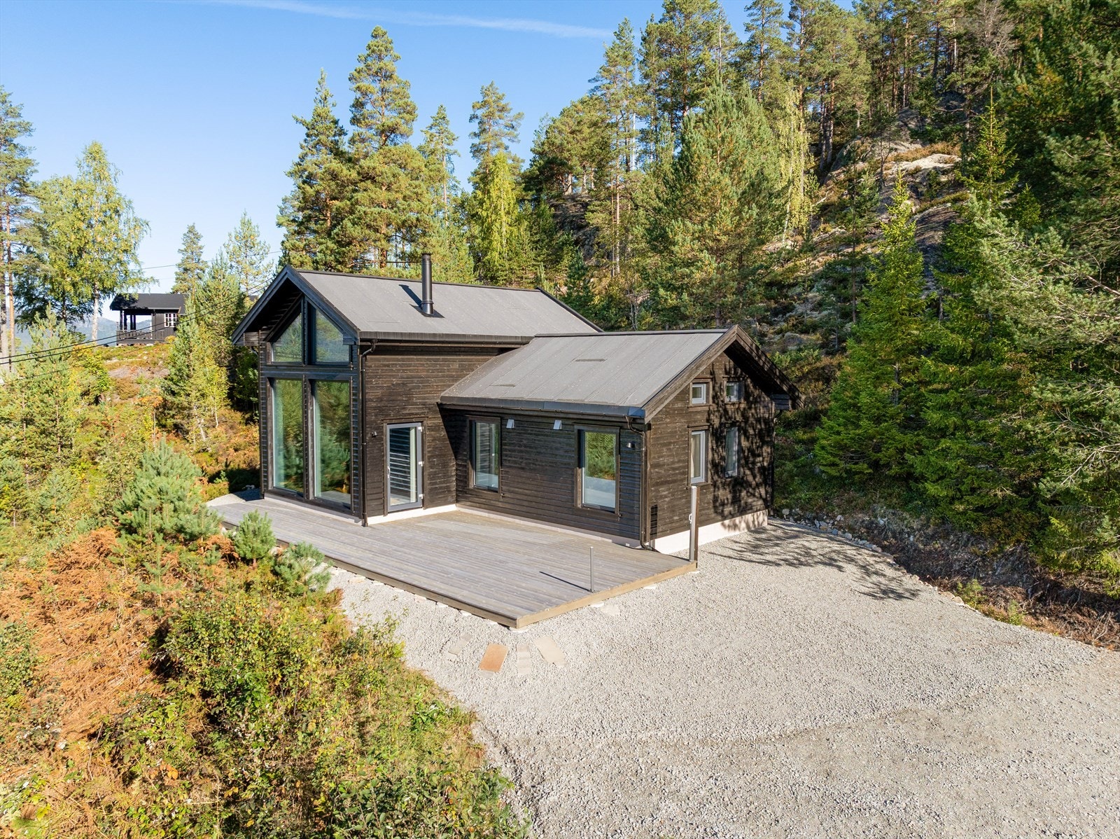 Høytliggende og flott utsiktstomt med vei helt frem og parkering på egen eiet tomt. Galleribilde