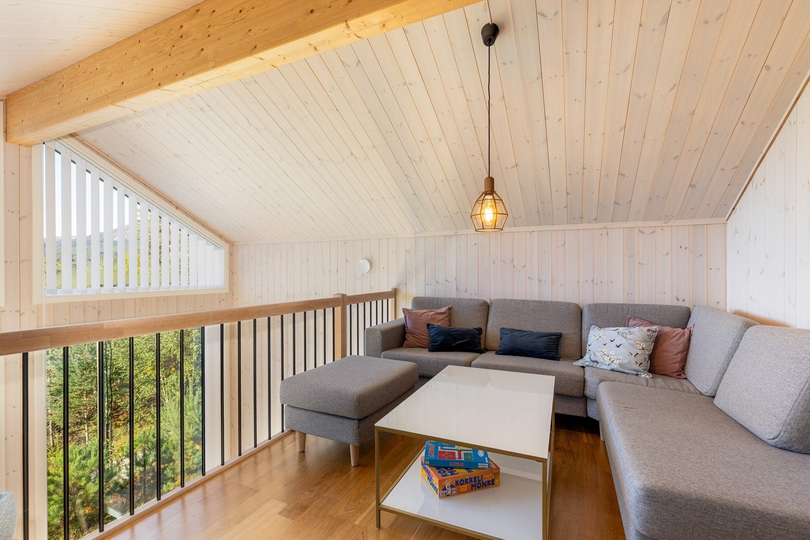 Loftstue og soverom på hems er innredet og omgjort uten at dette er søkt om og uten at nødvendig godkjennelse er gitt av kommunen. Galleribilde