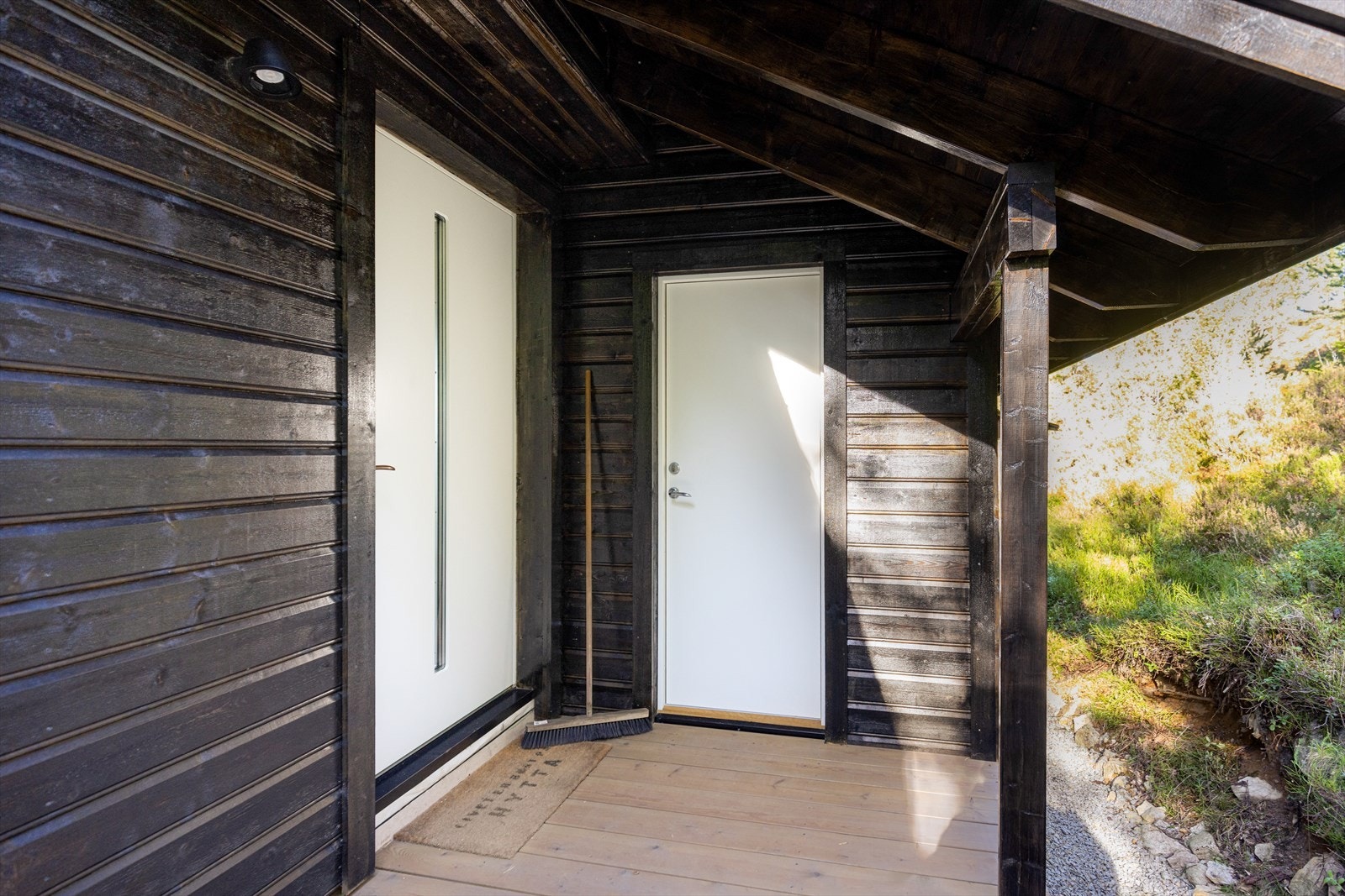 Hyggelig, overbygget inngangsparti med inngang til utvendig bod med gode lagringsmuligheter. Selger opplyser om at det er tilrettelagt for badstue innerst i bod, med glassdør ut. Galleribilde