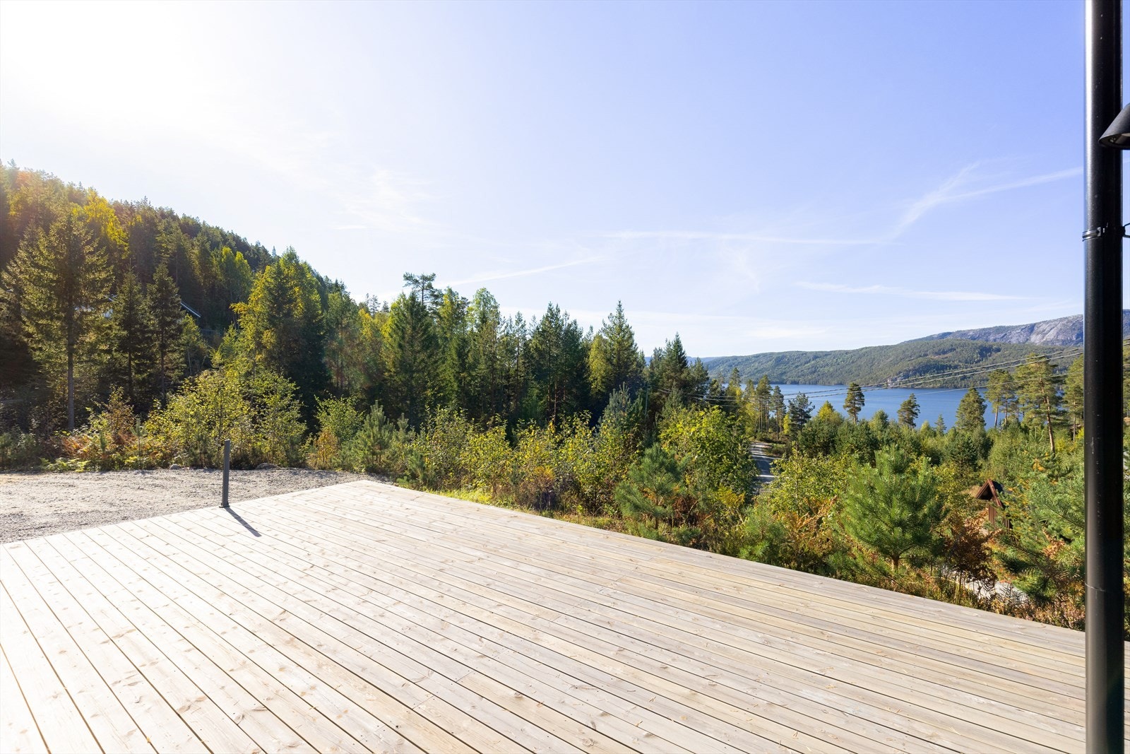 Moderne fritidsbolig fra 2019 med nydelig utsikt, samt stort terrasseområde med gode solforhold. Galleribilde