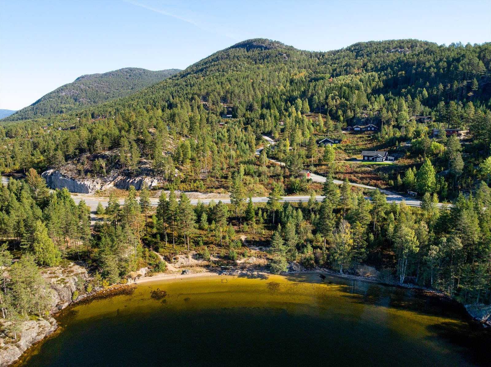 Ovenfor hytta er det opparbeidet en lavvo, for hyggelig lag med familie og venner. Liker du toppturer, har området flere fjelltopper å tilby. Fra hytta er det en kort vei til blant annet Rindefjell. Galleribilde