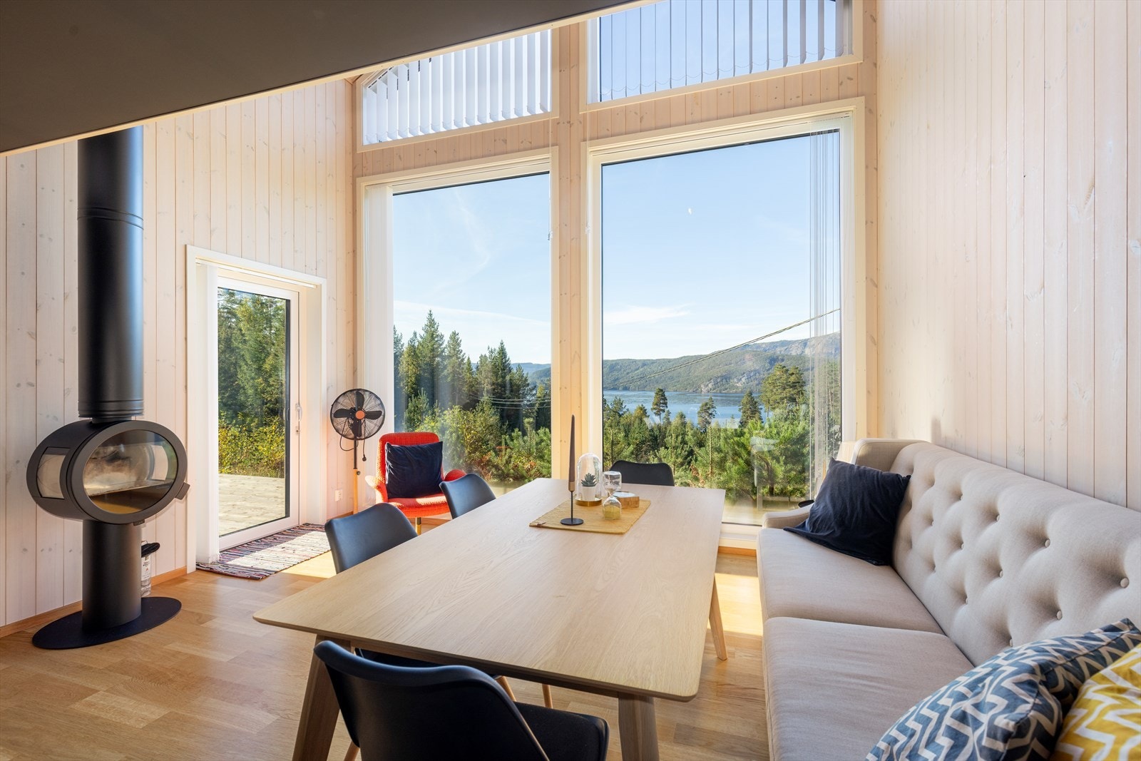 I stuen er det montert en moderne peisovn, som gir et koselig innsyn til flammene. Galleribilde