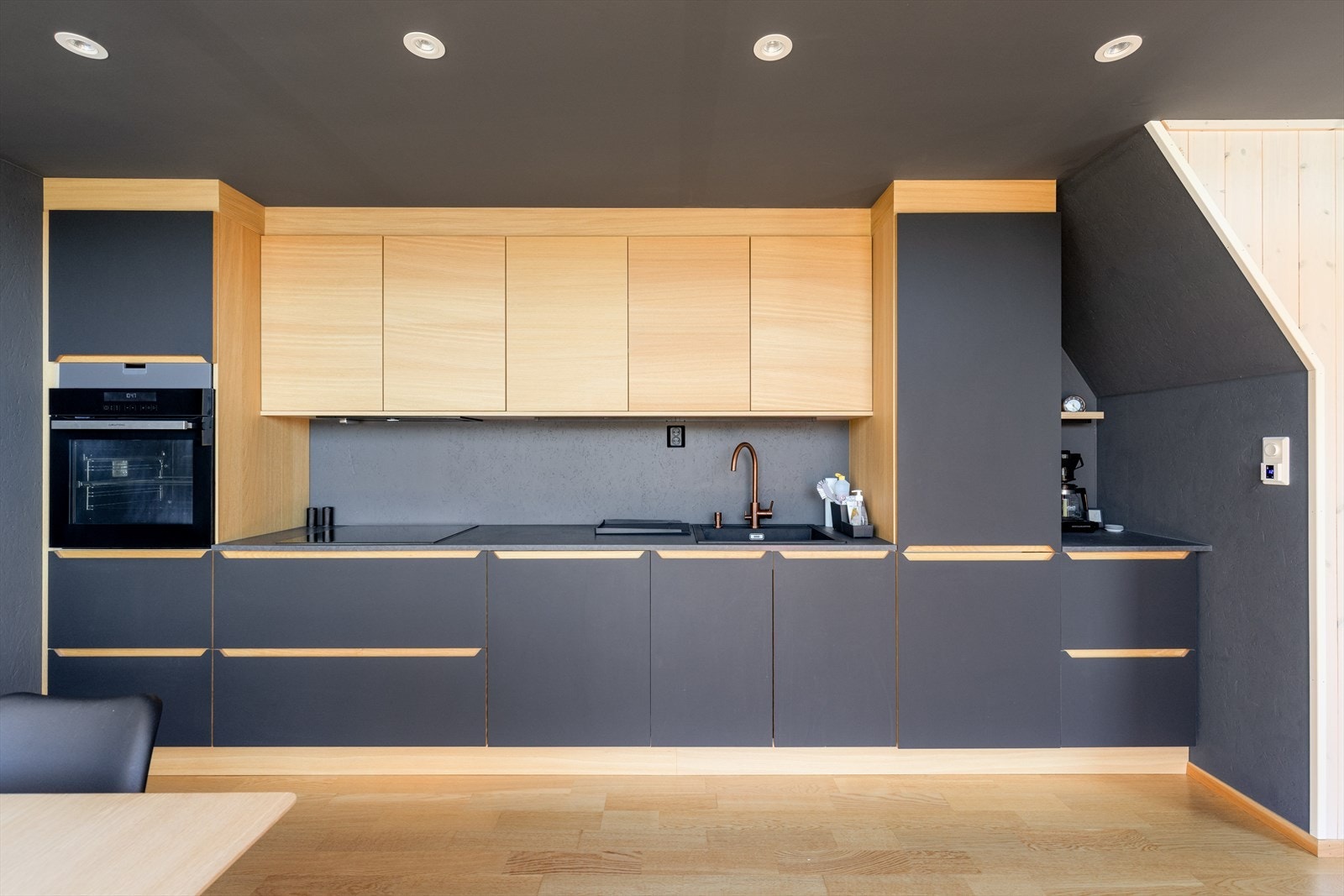 Kjøkkenet har innredning med glatte fronter og benkeplate av laminat. Det er integrert kjøl/fryseskap, oppvaskmaskin, platetopp og stekeovn. Over stekesone er det ventilator med avtrekk ut. Galleribilde