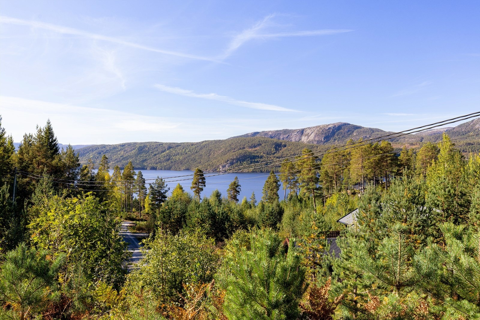 Med det åpne landskapet man har foran hytta så er det også svært gode lys- og solforhold. Galleribilde