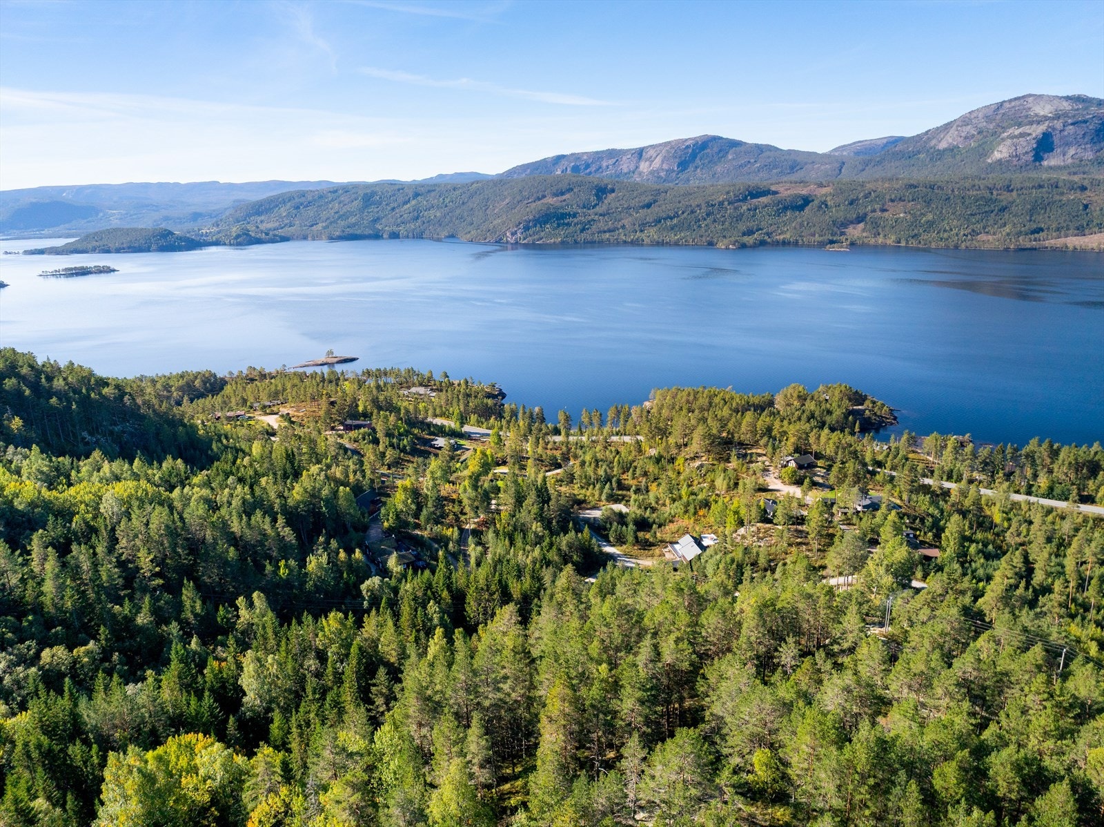 En kort kjøretur unna, ligger Kyrkjebygdheia. Her er det flotte, milelange langrennsløyper gjennom det unike fjellandskapet. Videre ligger Treungen ca. 20 km fra hytta. Galleribilde
