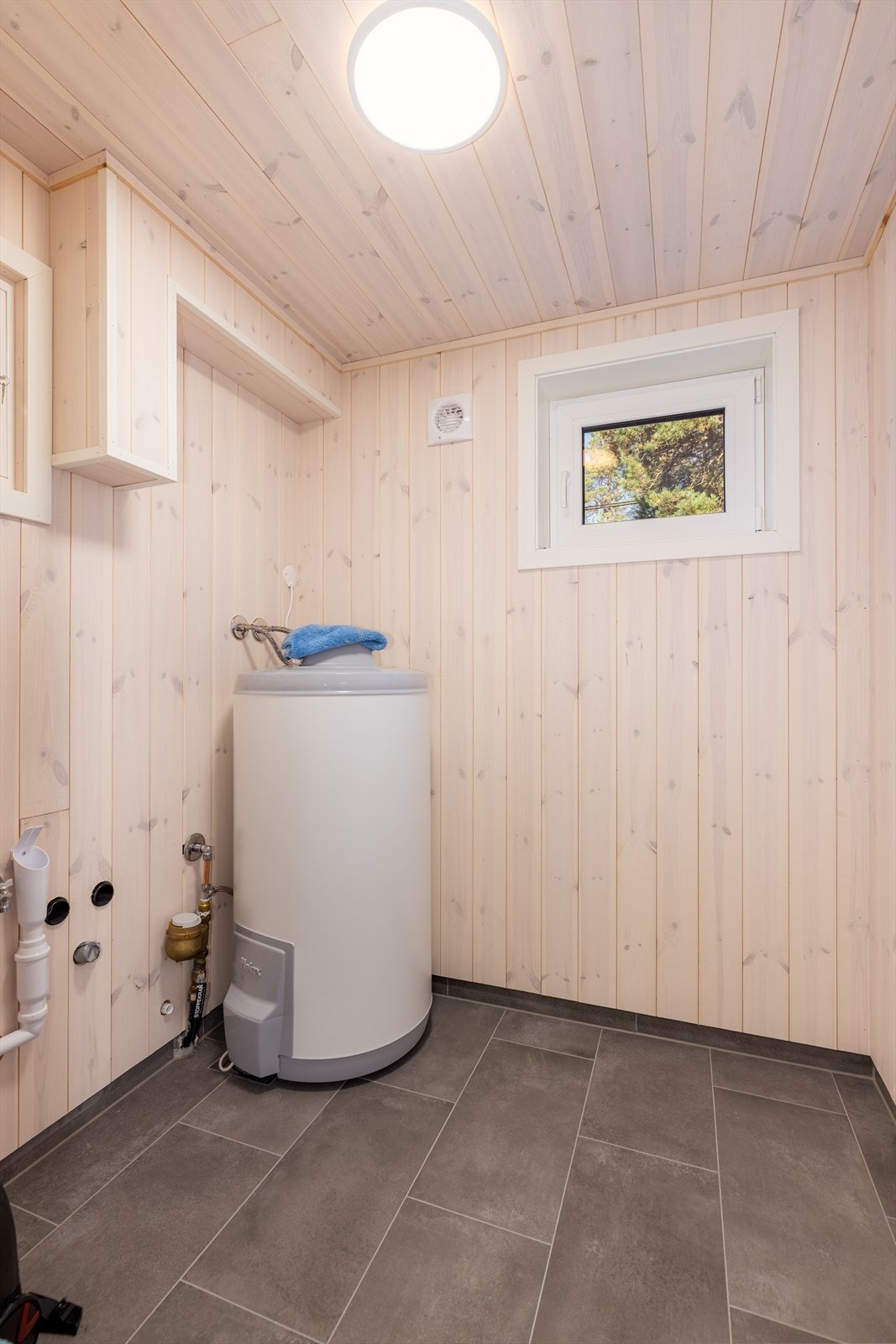 Vaskeromsdelen innehar VV-tank og opplegg til vaskemaskin. Det er også montert opplegg til framtidig vaskekar. Det er varmekabel i gulv og ventilasjon via vifte i yttervegg. Galleribilde