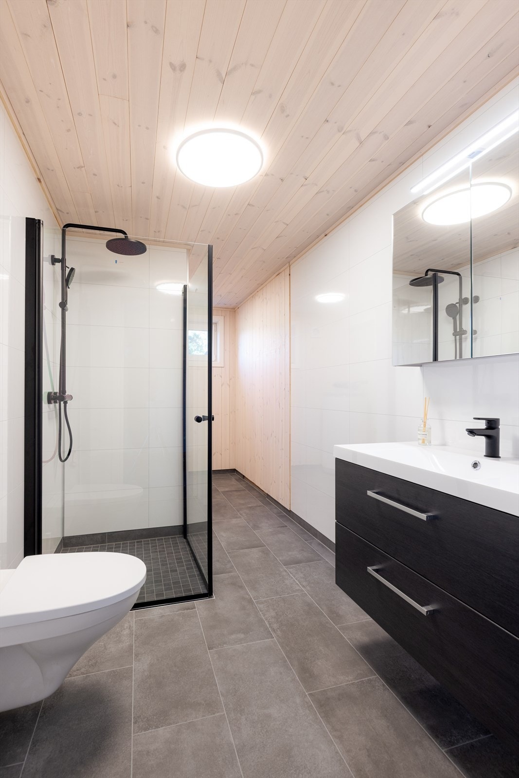 Hytta har et pent, todelt bad med flis på gulv og panel/baderomsplater på vegg. Badet ble ferdigstilt i 2025, og fremstår som nytt. Galleribilde