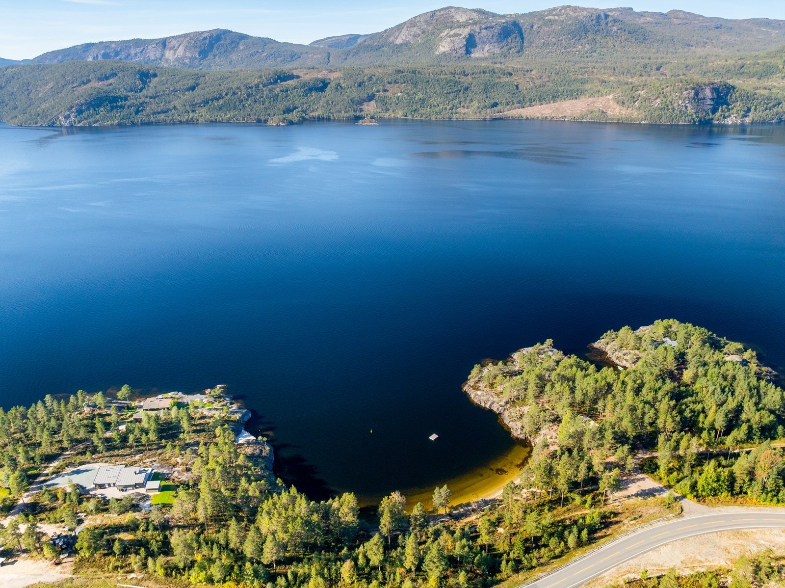 Like nedenfor hyttefeltet, ved Nisser, er det badestrand med badebrygge, sandvolleyballbane, grillplass og mange fine svaberg hvor man kan nyte sol og bading. Galleribilde
