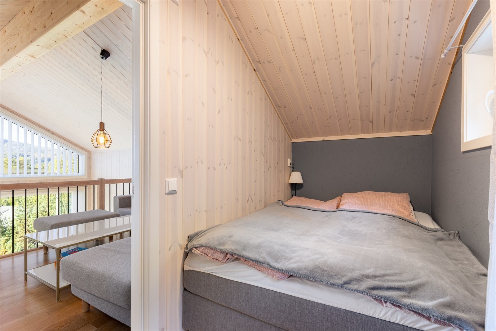 Hytta har ett soverom på hems, med god takhøyde. Galleribilde