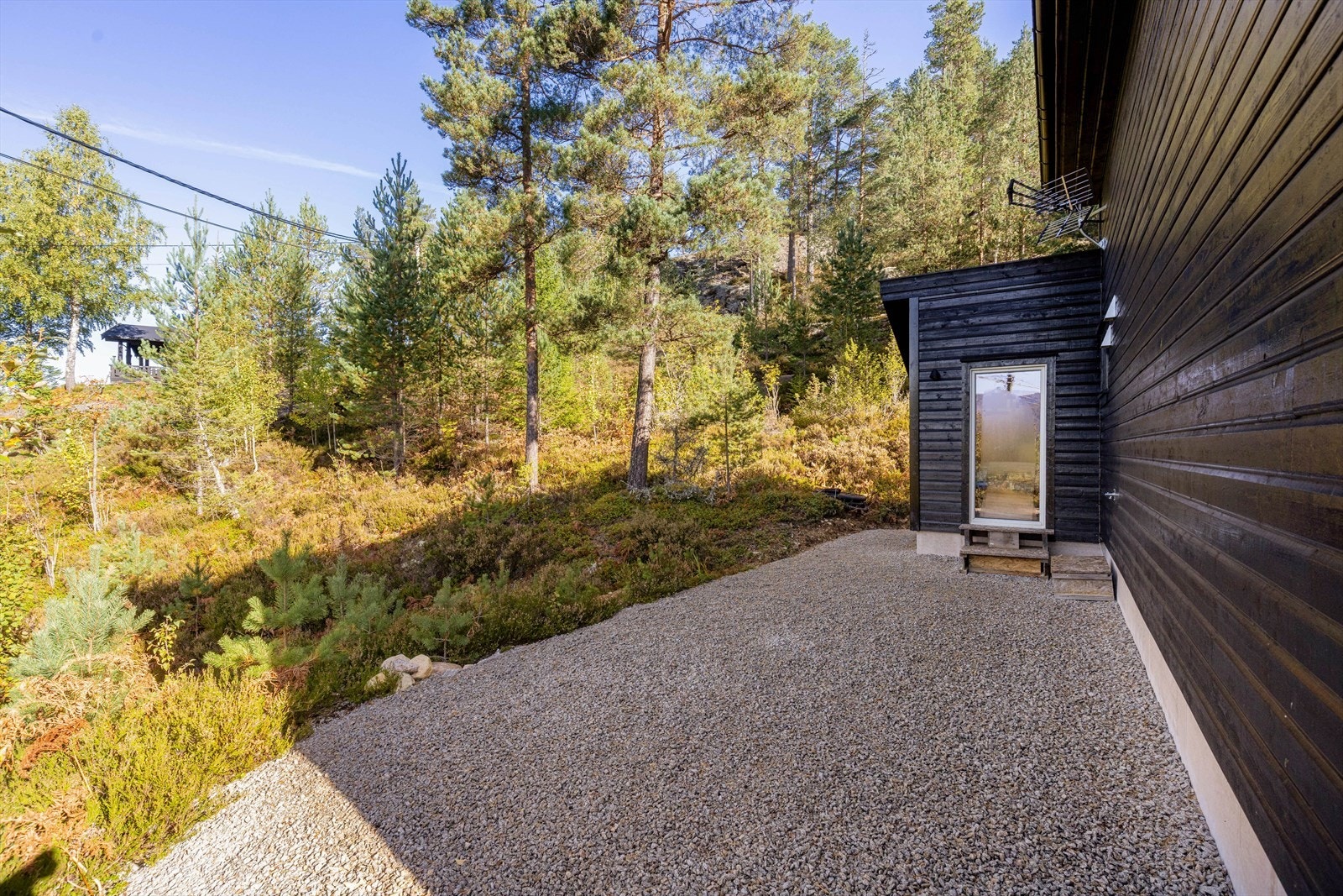 Boden har inngang fra begge sider av hytta. Selger opplyser om at det er lagt opp punkt for vann/strøm med tanke på utvendig boblebad. Galleribilde
