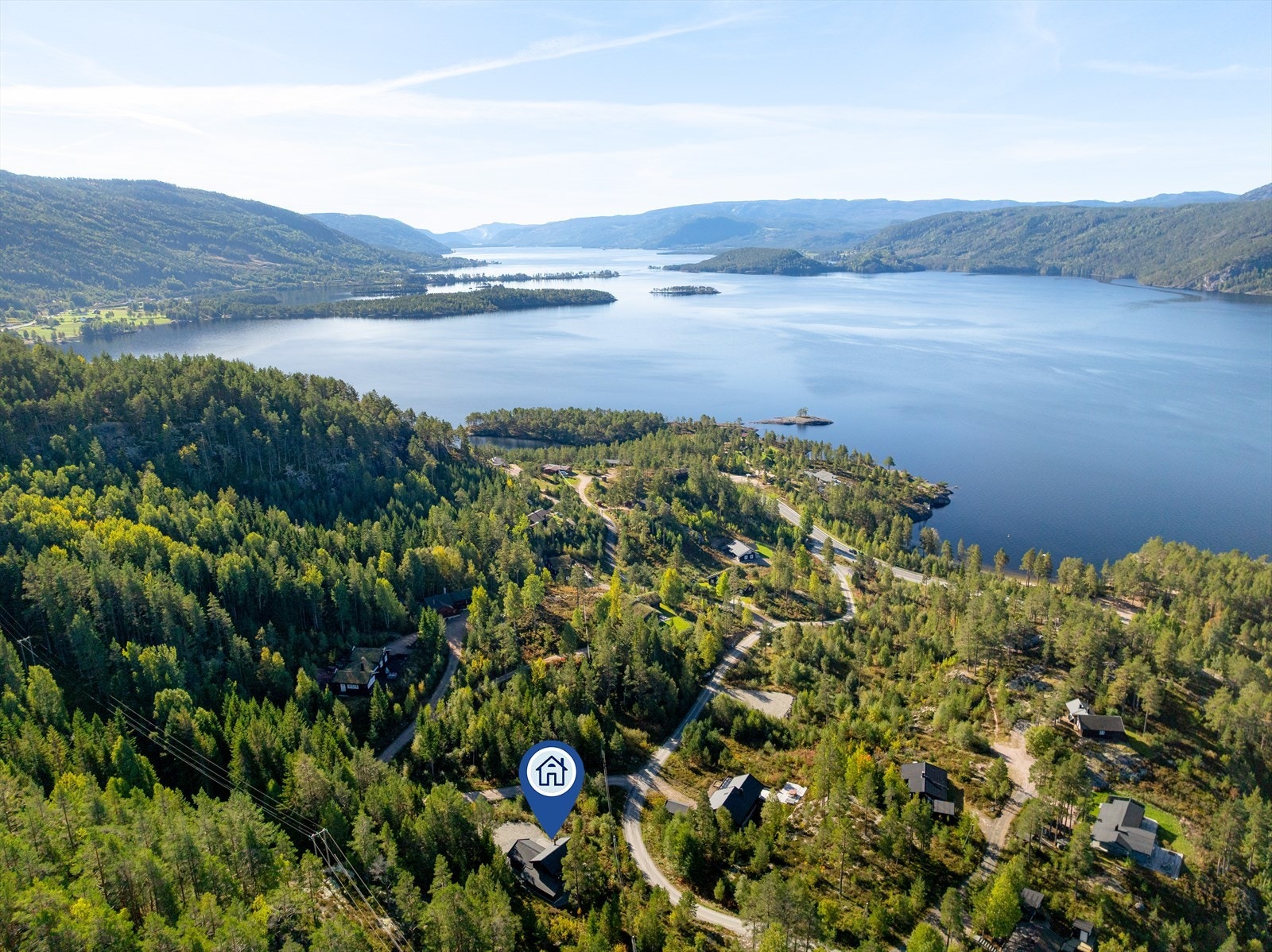 Eiendommens beliggenhet må kunne sies å være et særdeles flott sted for deg som setter pris å bruke naturen til rekreasjon, og ligger "midt i naturopplevelsene". Galleribilde