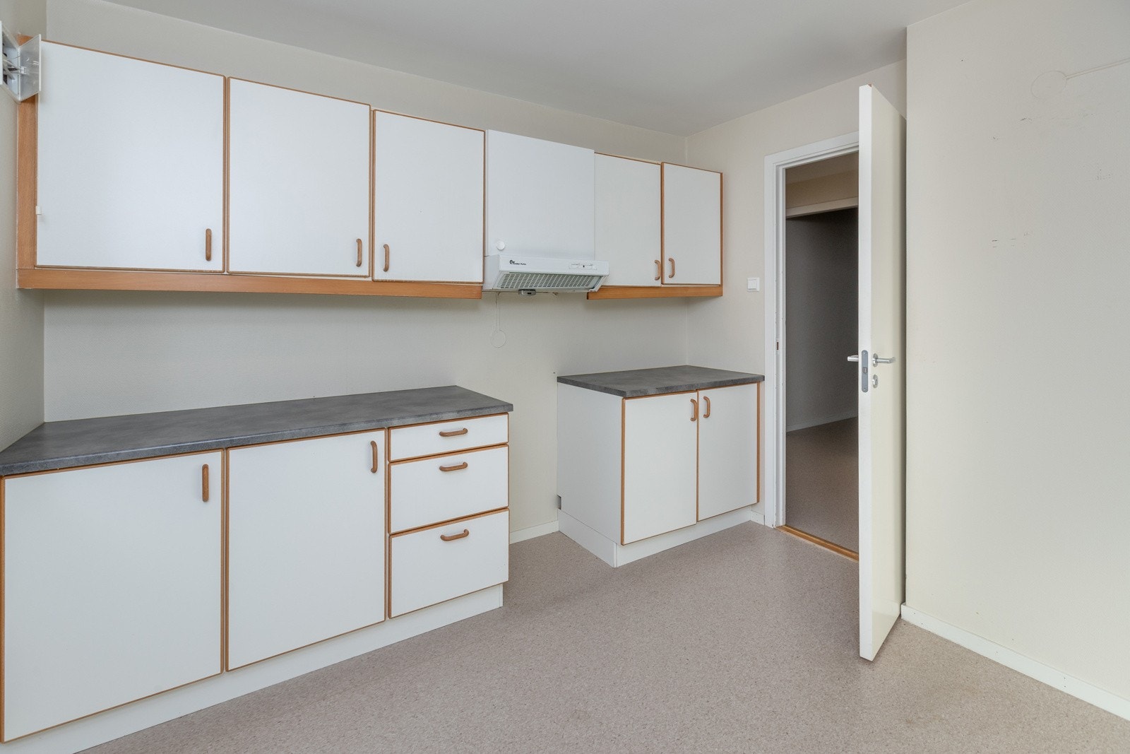 Kjøkken med innredning som har slette fronter Galleribilde