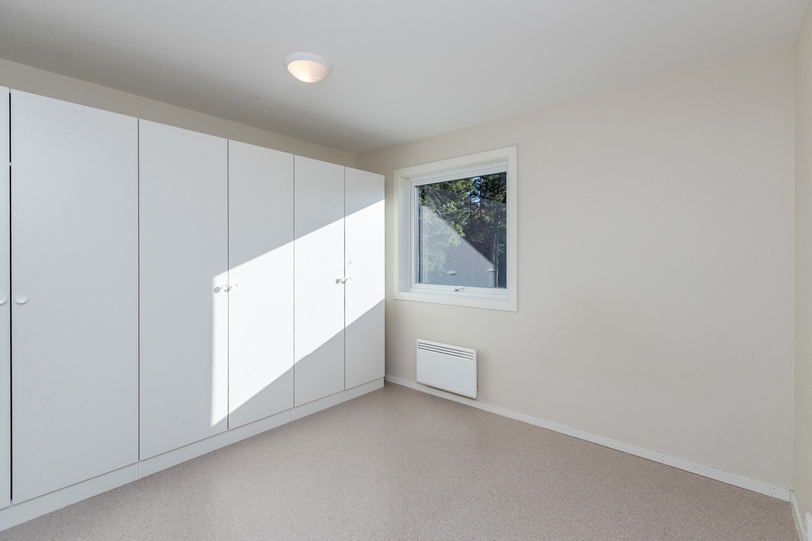 Soverom med skapplass Galleribilde