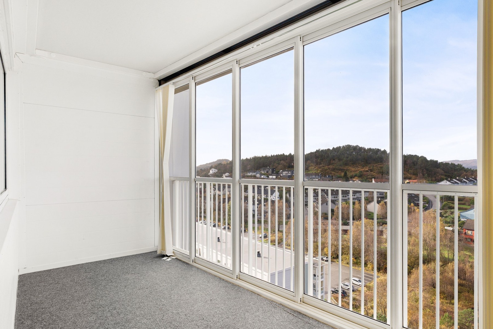 Tilbaketrukken beliggenhet, samt gode solforhold og nydelig utsikt. Galleribilde