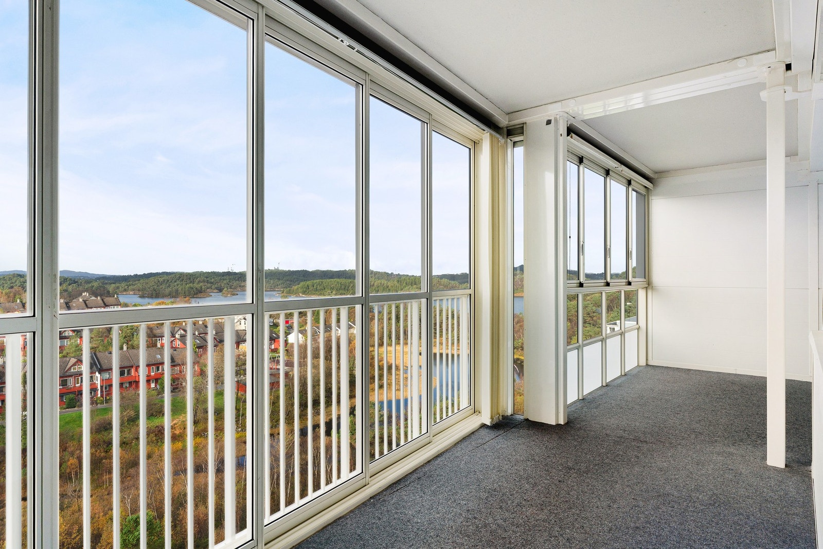 Fra stuen er det direkte utgang til leilighetens innglasserte balkong som er målt til ca. 19 kvm. Galleribilde