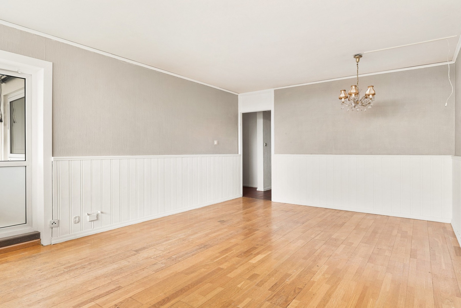 I stue er det gulv av 3-stavs eikeparkett. Galleribilde