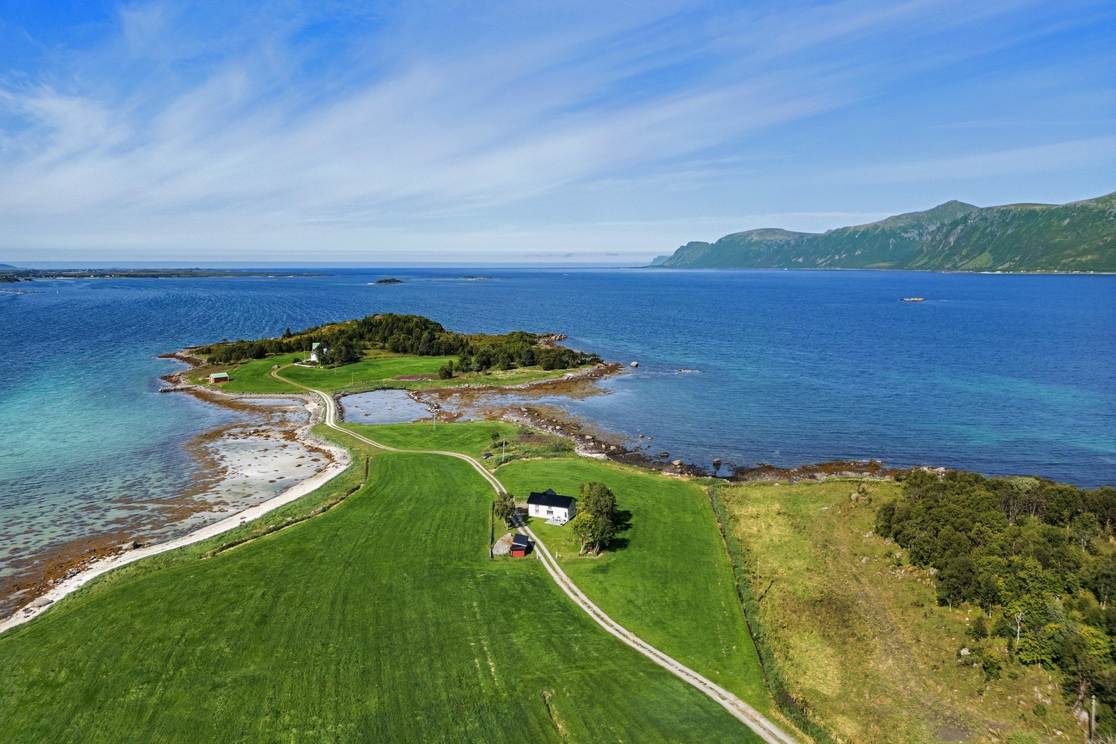 Fra oven ser man eiendommens unike plassering - med hvite strender, åpent hav og grønne omgivelser tett på! Galleribilde