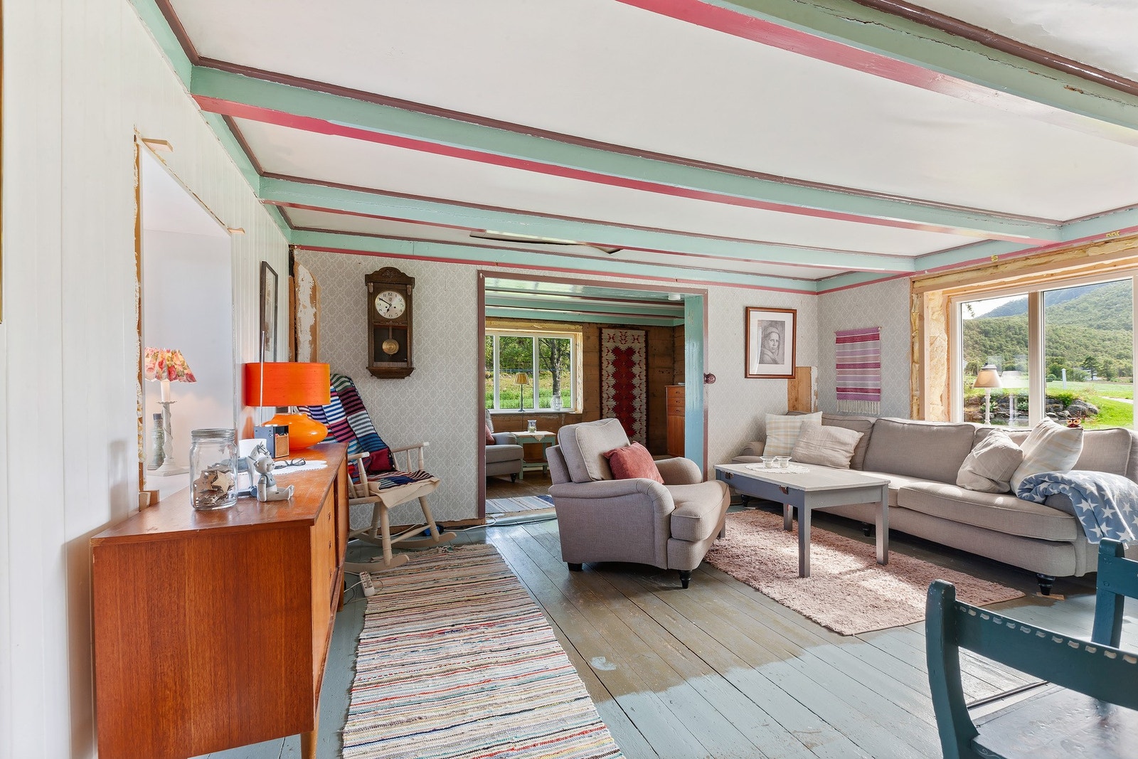 Lun og koselig stue, her kan man nyte utsikten mot havet, omgitt av naturens ro. Galleribilde