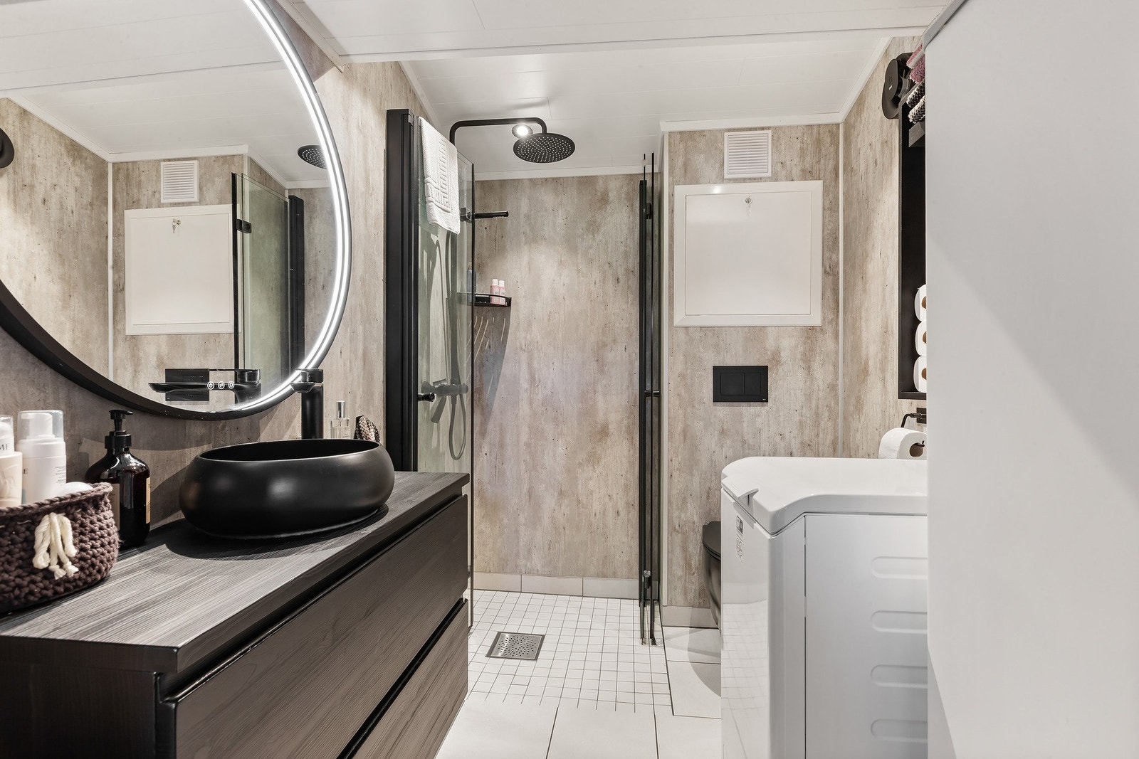 Rett innenfor entré har vi et flott bad/vaskerom Galleribilde