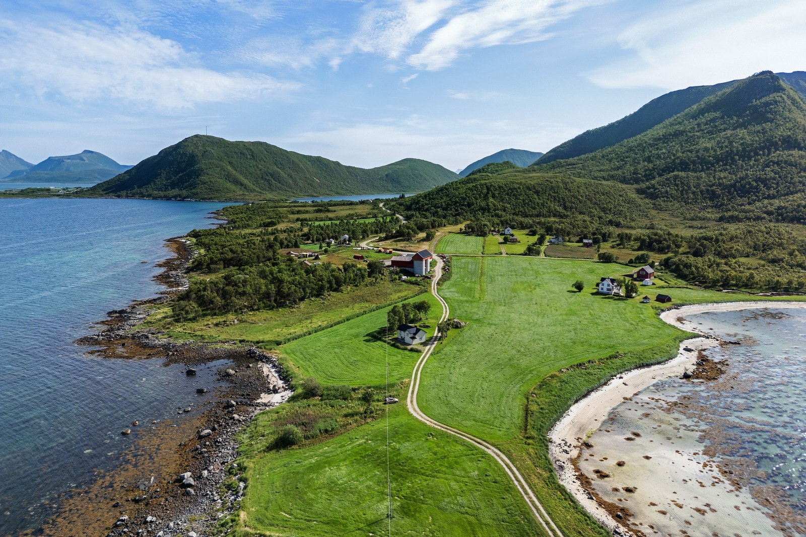 Her har man umiddelbar nærhet til flere fine sandstrender og havet Galleribilde