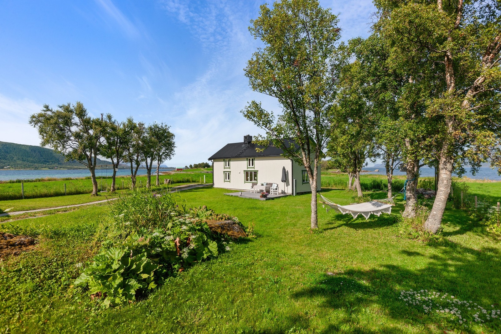 Uteområdet byr på landlig ro og sjøluft - med god plass til både avslapning og sosiale stunder Galleribilde