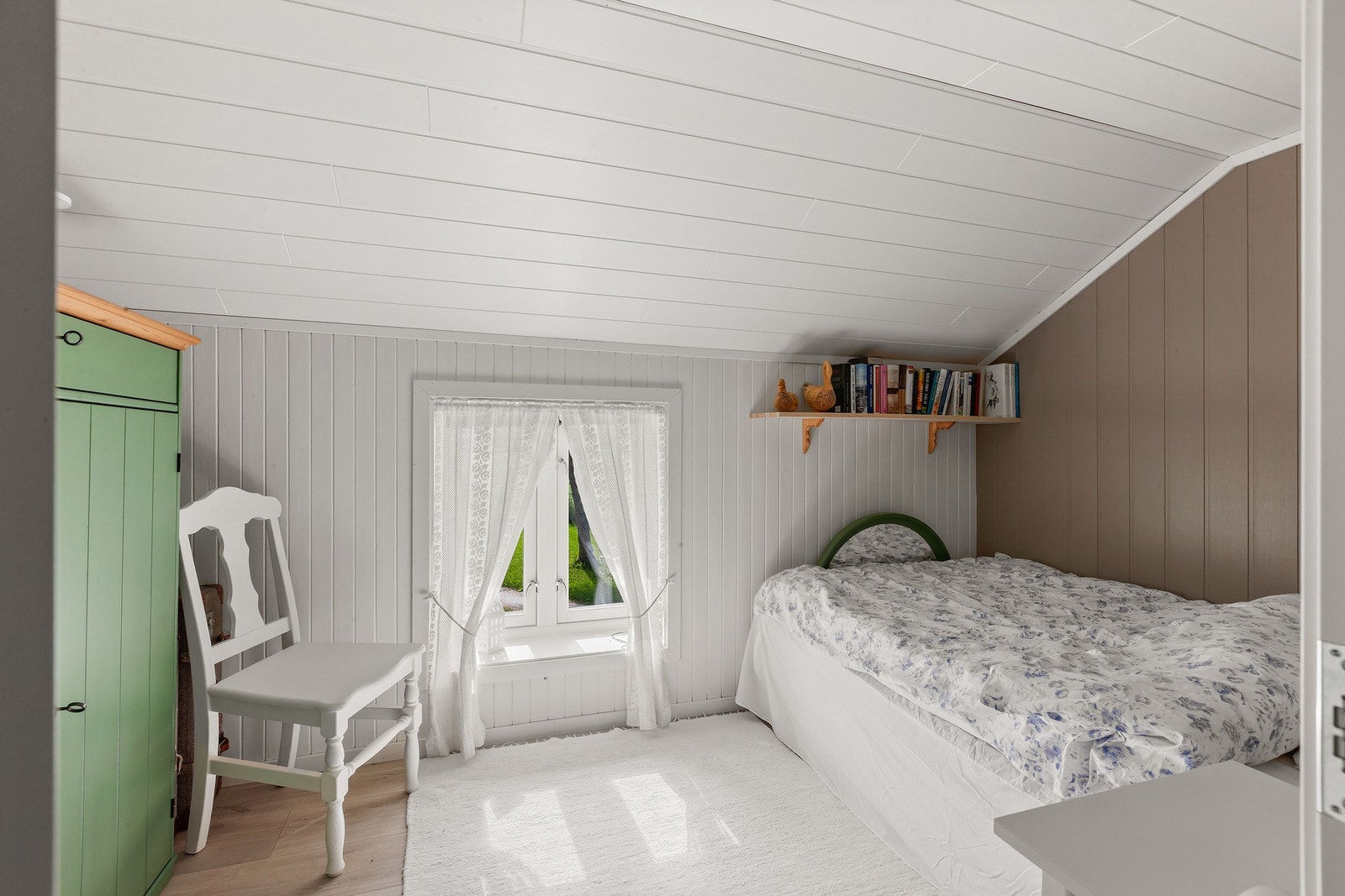 Rolig soverom med landlig innredning - her våkner du til lyden av havet Galleribilde