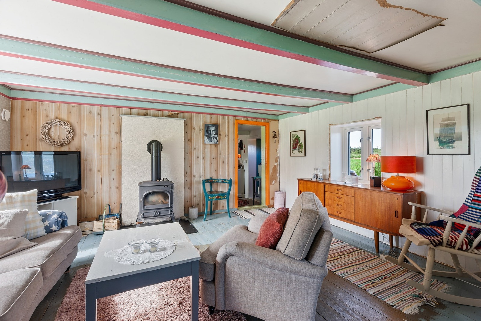 I stuen står det en vedovn Galleribilde