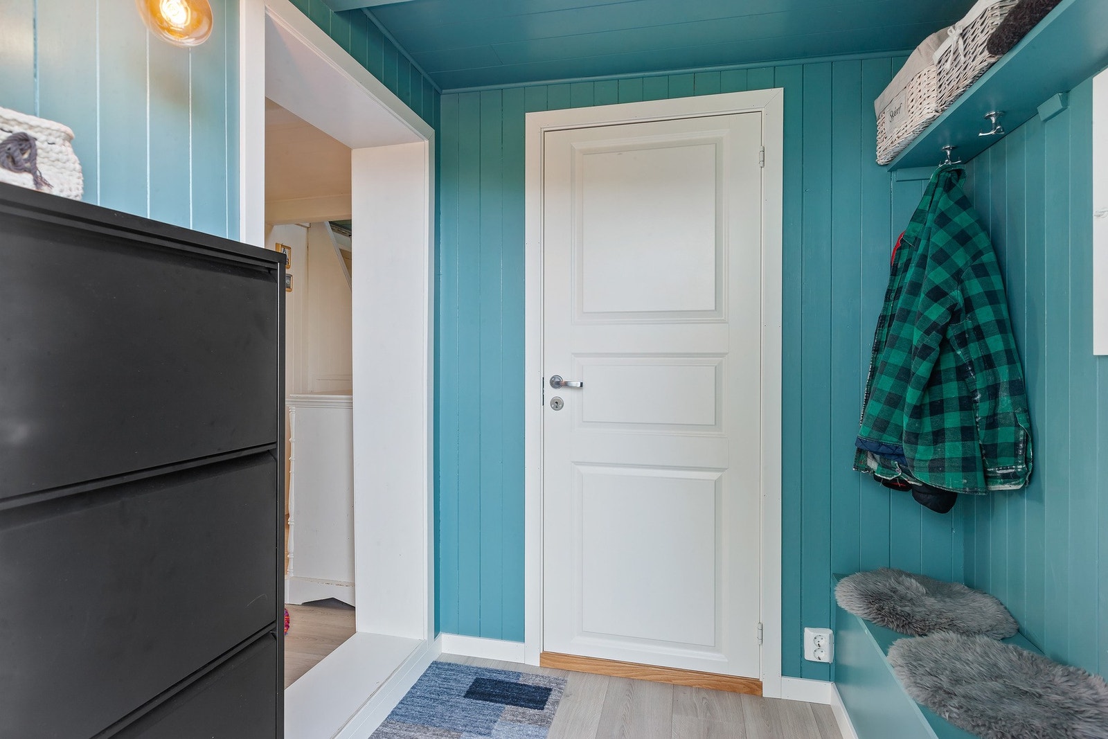 Entré med nye overflater og varme i gulv Galleribilde