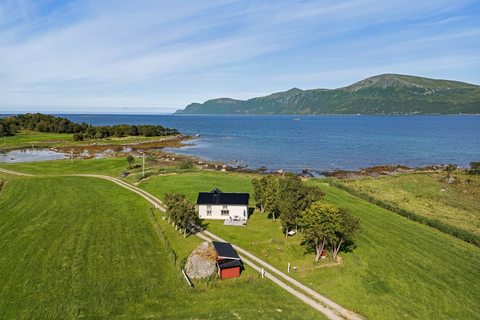 Eiendommen ligger omkranset i et idyllisk landskap Galleribilde