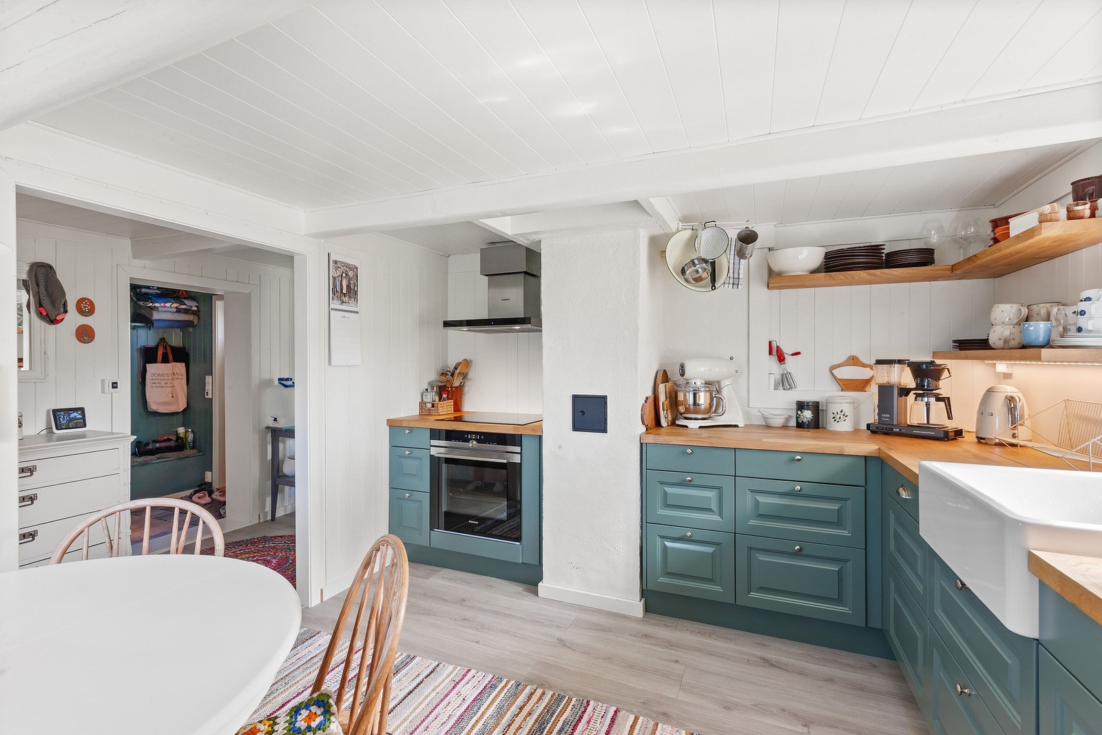 Innredningen har inspirasjon fra en landlig stil Galleribilde