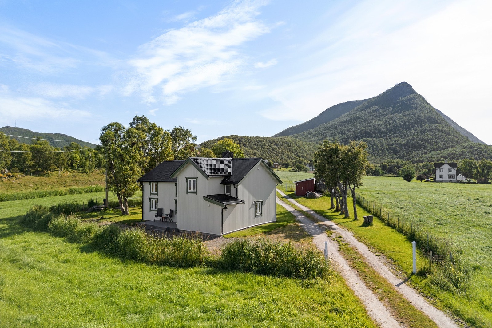 Fint og opparbeidet uteområde - perfekt for lek, grilling og late dager Galleribilde