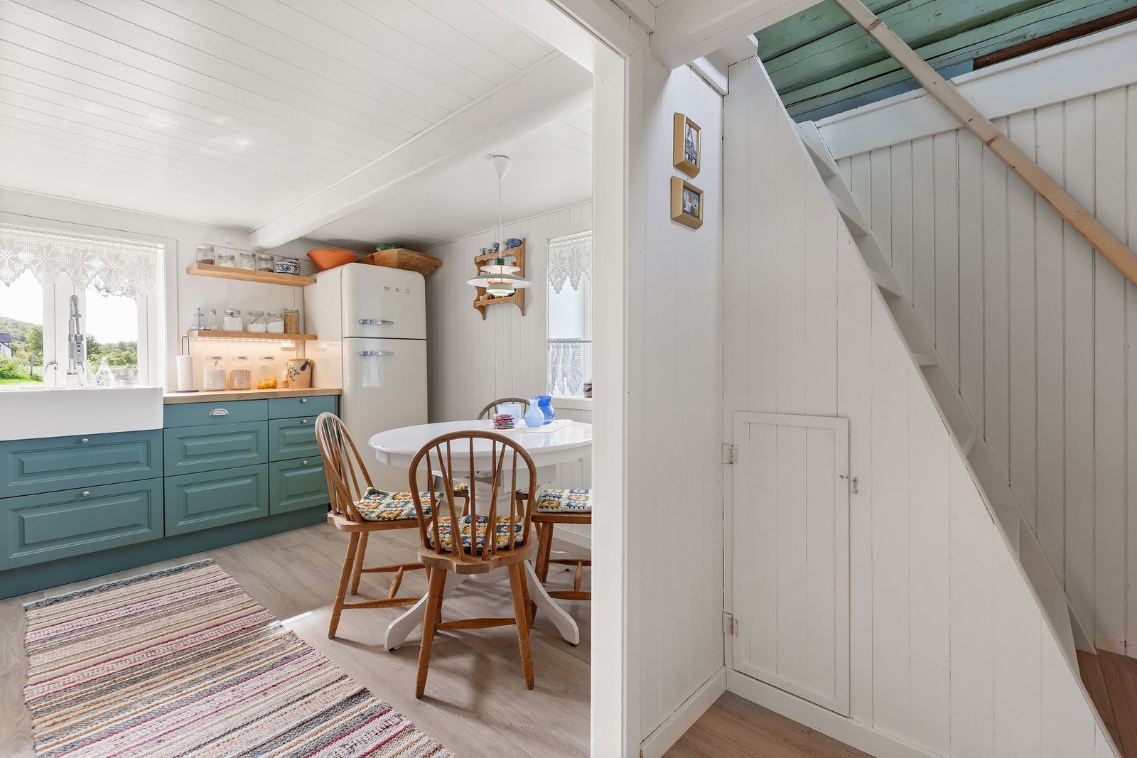 Kjøkkenet har fått et nytt utrykk med ny innredning og nye overflater Galleribilde