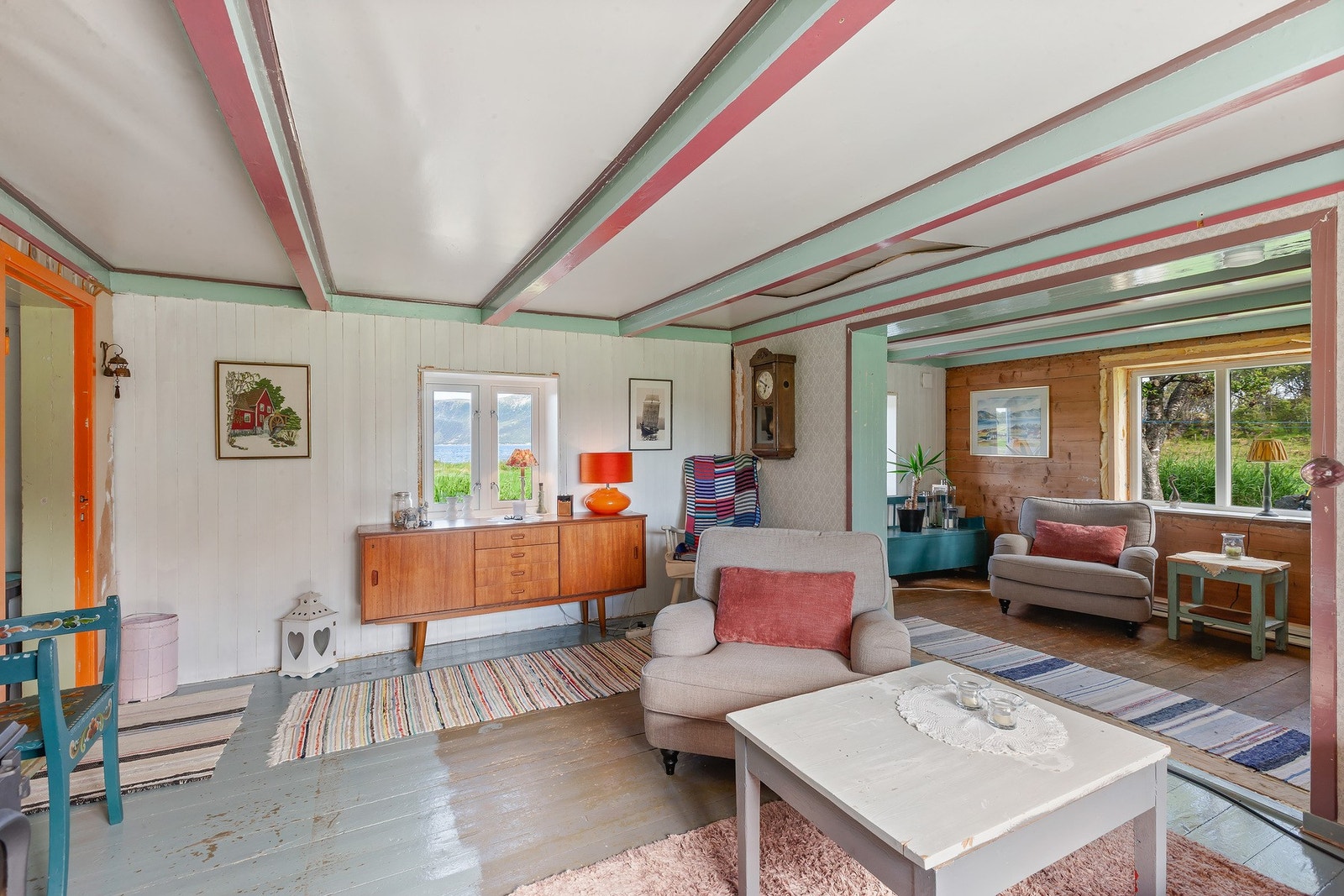 En stemningsfull stue med naturen som kulisse - perfekt for både hverdagsliv og helgekos. Galleribilde