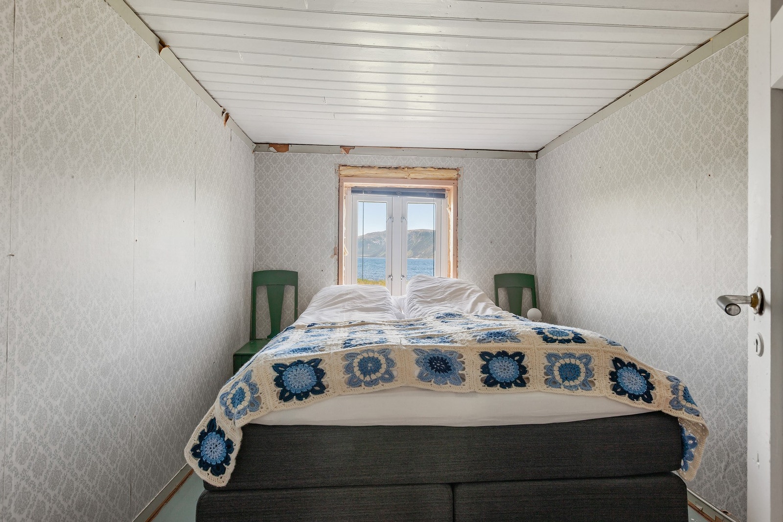 Gjesterom med utsikt mot naturen - et hyggelig rom for besøkende! Galleribilde