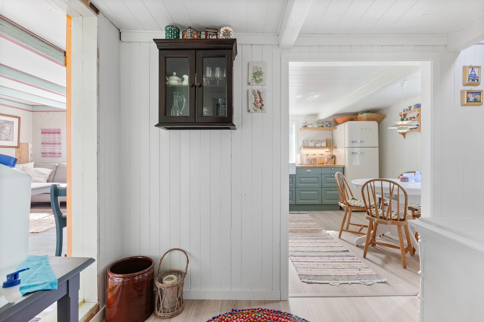 Videre inn kommer man til kjøkken og stue Galleribilde