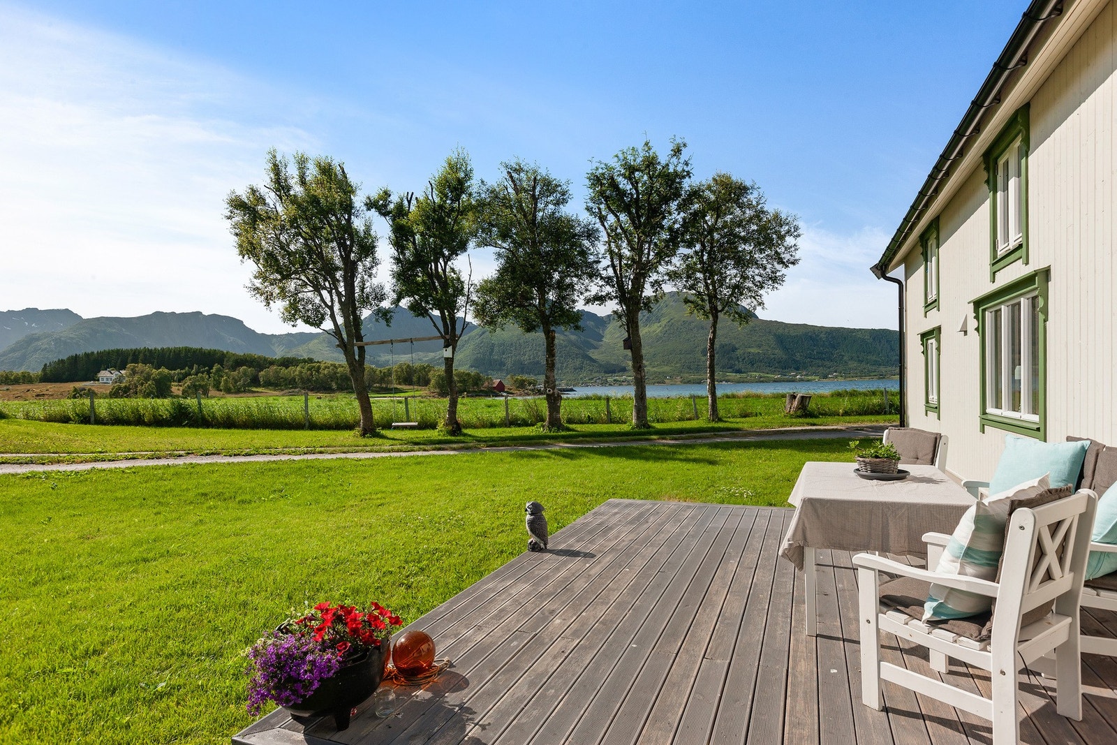 Solrik platting med utsikt mot havet - et naturlig samlingspunkt gjennom hele sommeren Galleribilde