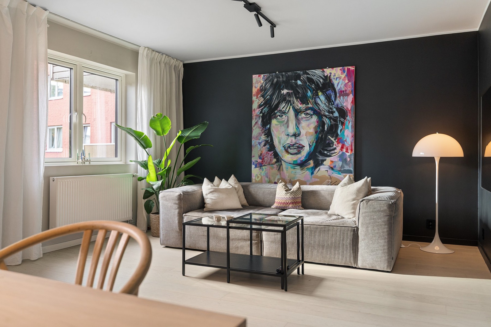 Leiligheten er gjennomgående med spesielt fine lysforhold. Galleribilde