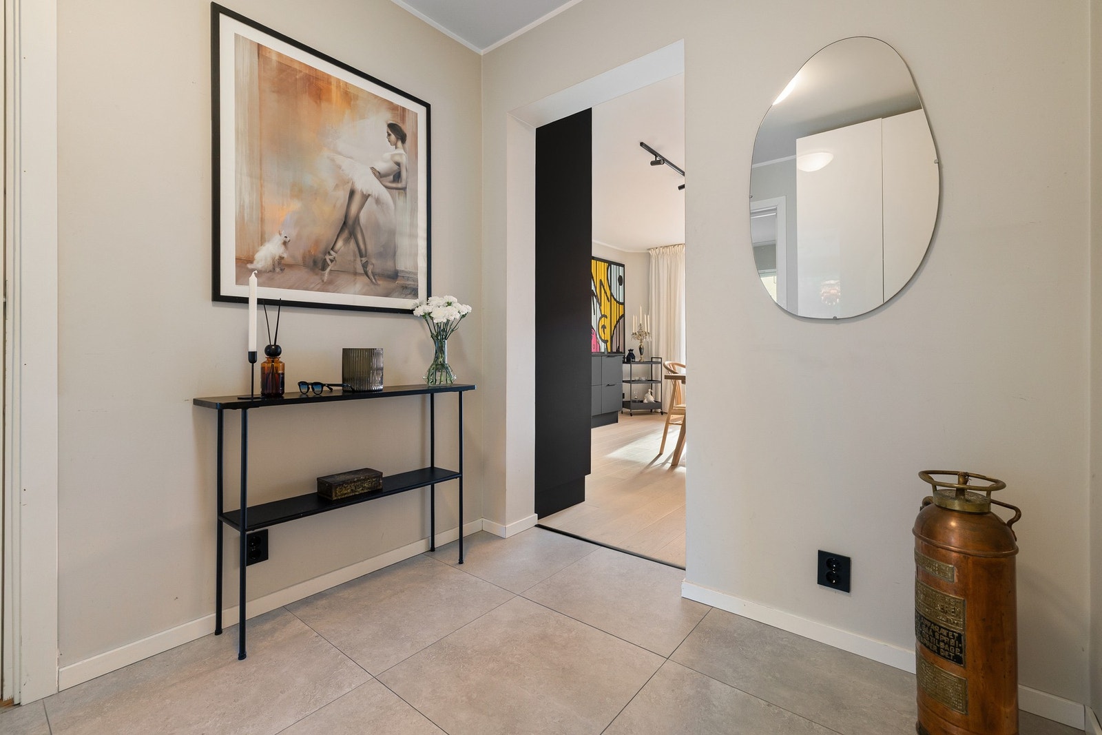 Flislagt entré med varmekabler. Nye stikkontakter i hele leiligheten i 2021. Galleribilde