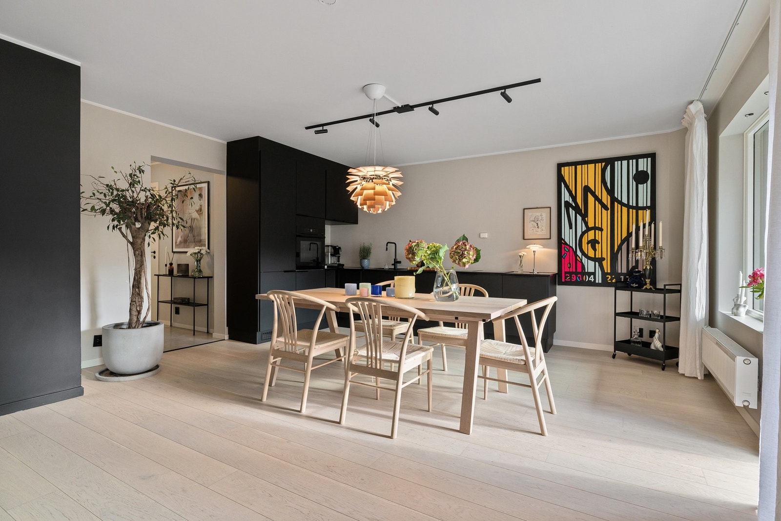 Nytt og kjøkken i 2021 - lekkert design som utgjør et blikkfang i rommet. Ny énstavs eikeparkett i 2021. Galleribilde