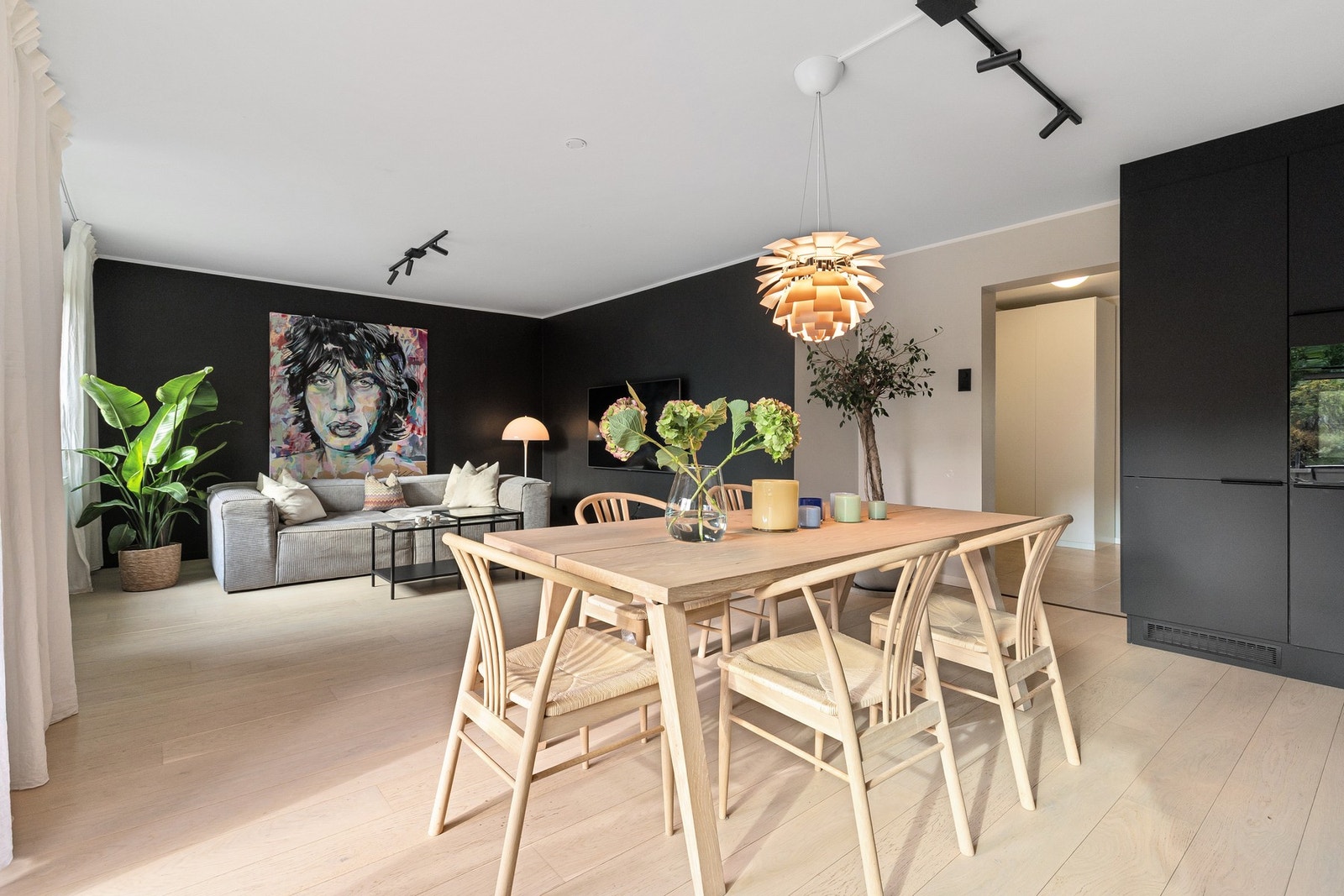 En meget god og optimalisert planløsning med plass til stor spisestue i åpen løsning mot både stue og kjøkken. Galleribilde