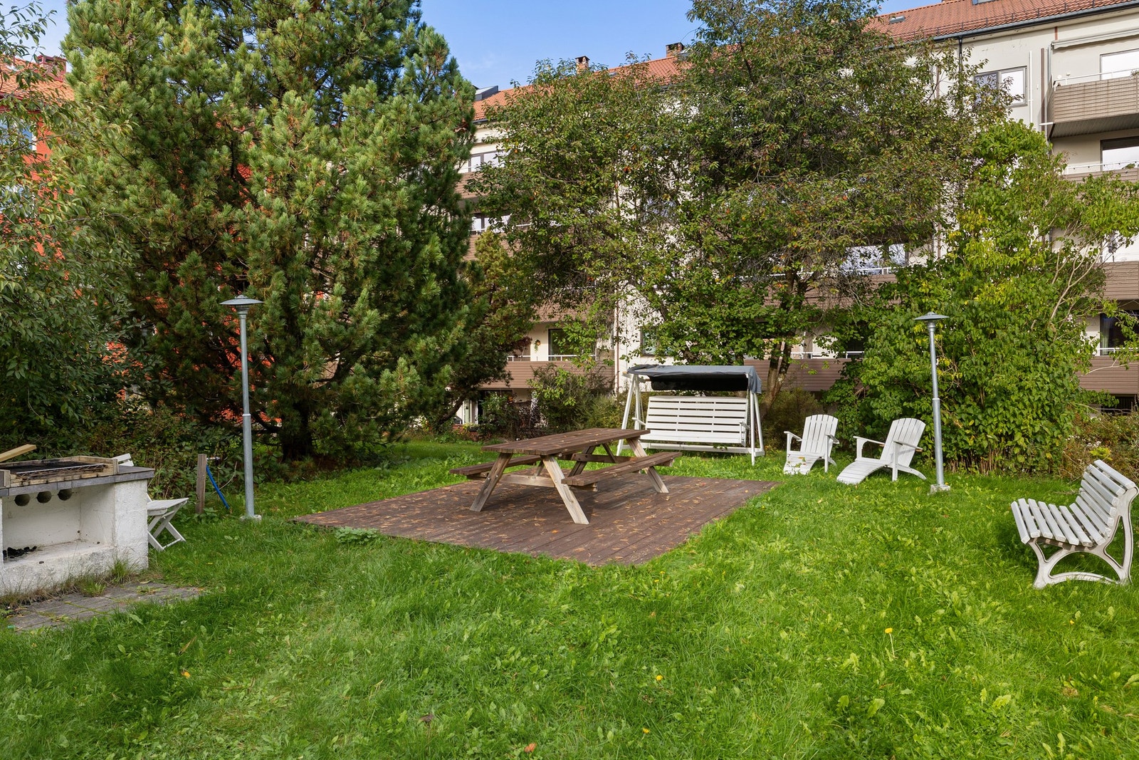 Borettslaget har flotte fellesarealer med sittegrupper, plen og beplantning. Galleribilde