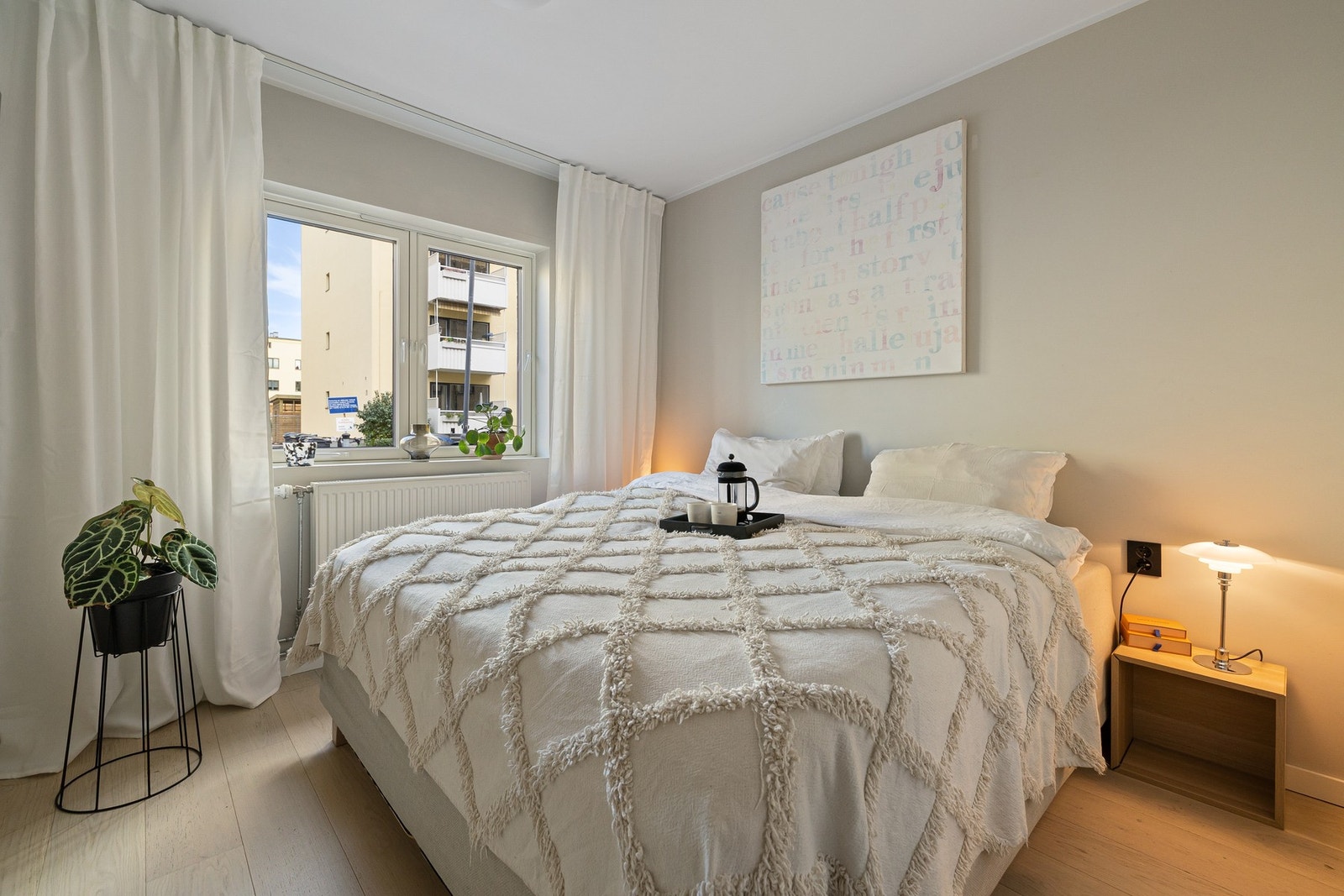 Soverommet er malt i delikate fargetoner. Galleribilde