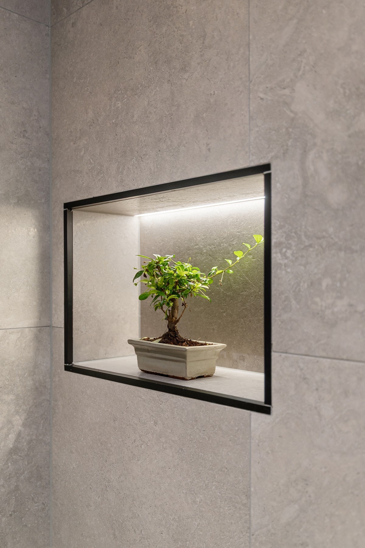 Innfelt nisje med skjult elektrisk anlegg til LED-belysning. Galleribilde