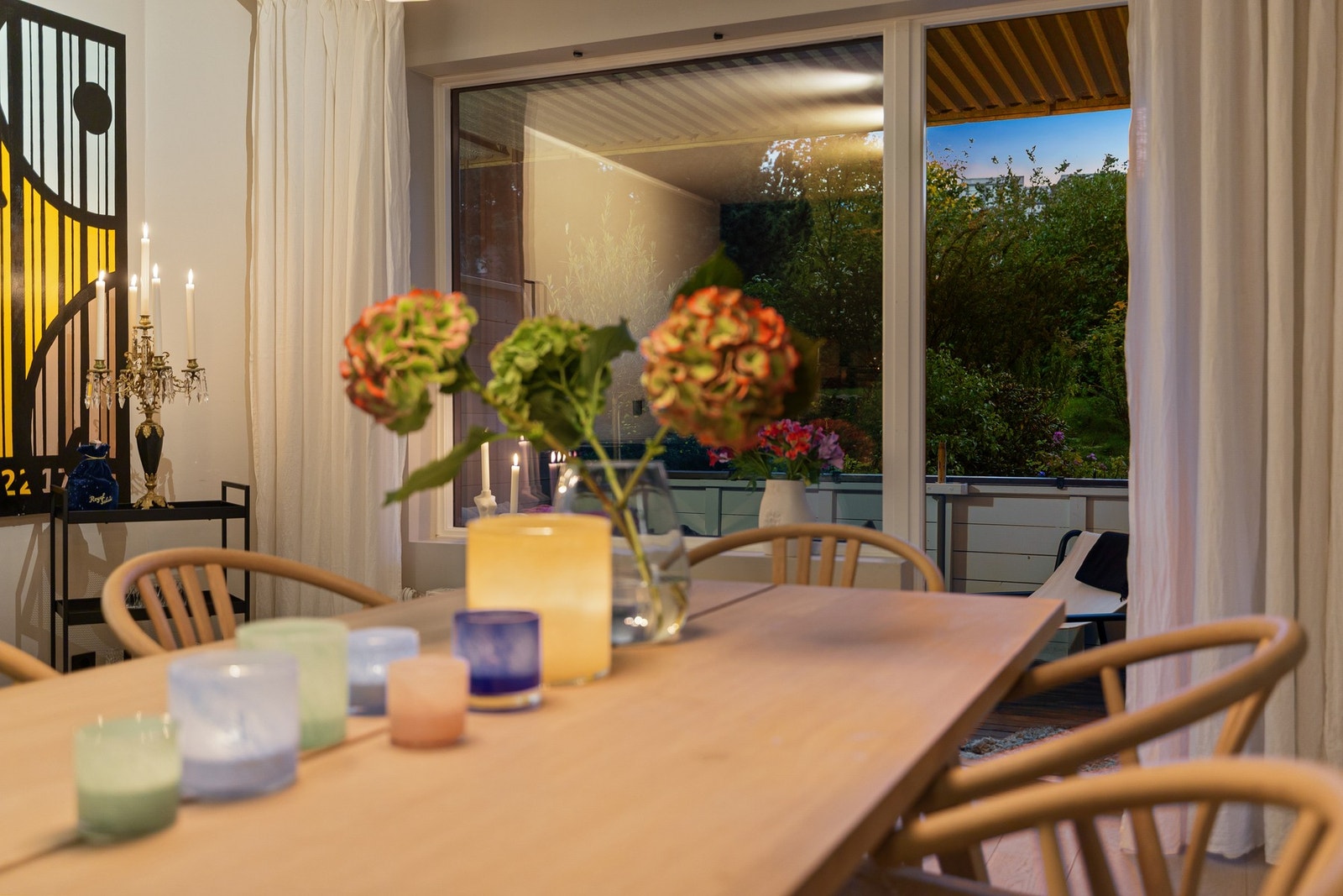 Plass til stor spisebord i tilknytning til kjøkkenet - ideelt for middagsgjester og sosiale sammenkomster. Galleribilde