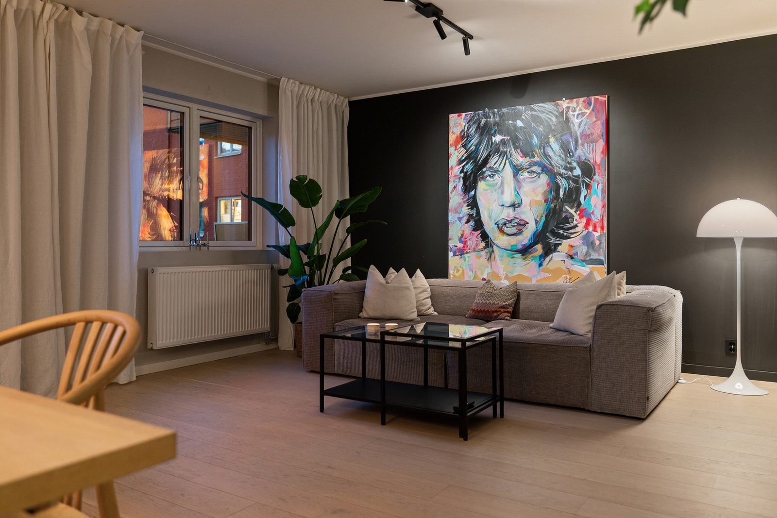 Kveldsstemning. Enkelt å sette opp lettvegg i stuen for å få en fullverdig 3-roms. Galleribilde