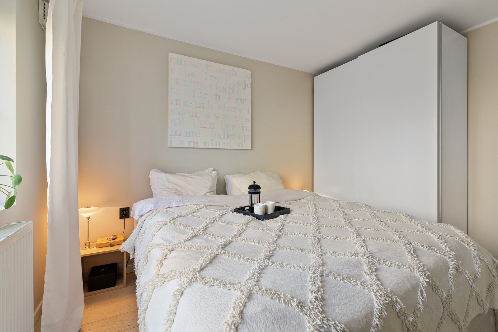 God plass til dobbeltseng, garderobe og nattbord på hver side. Galleribilde