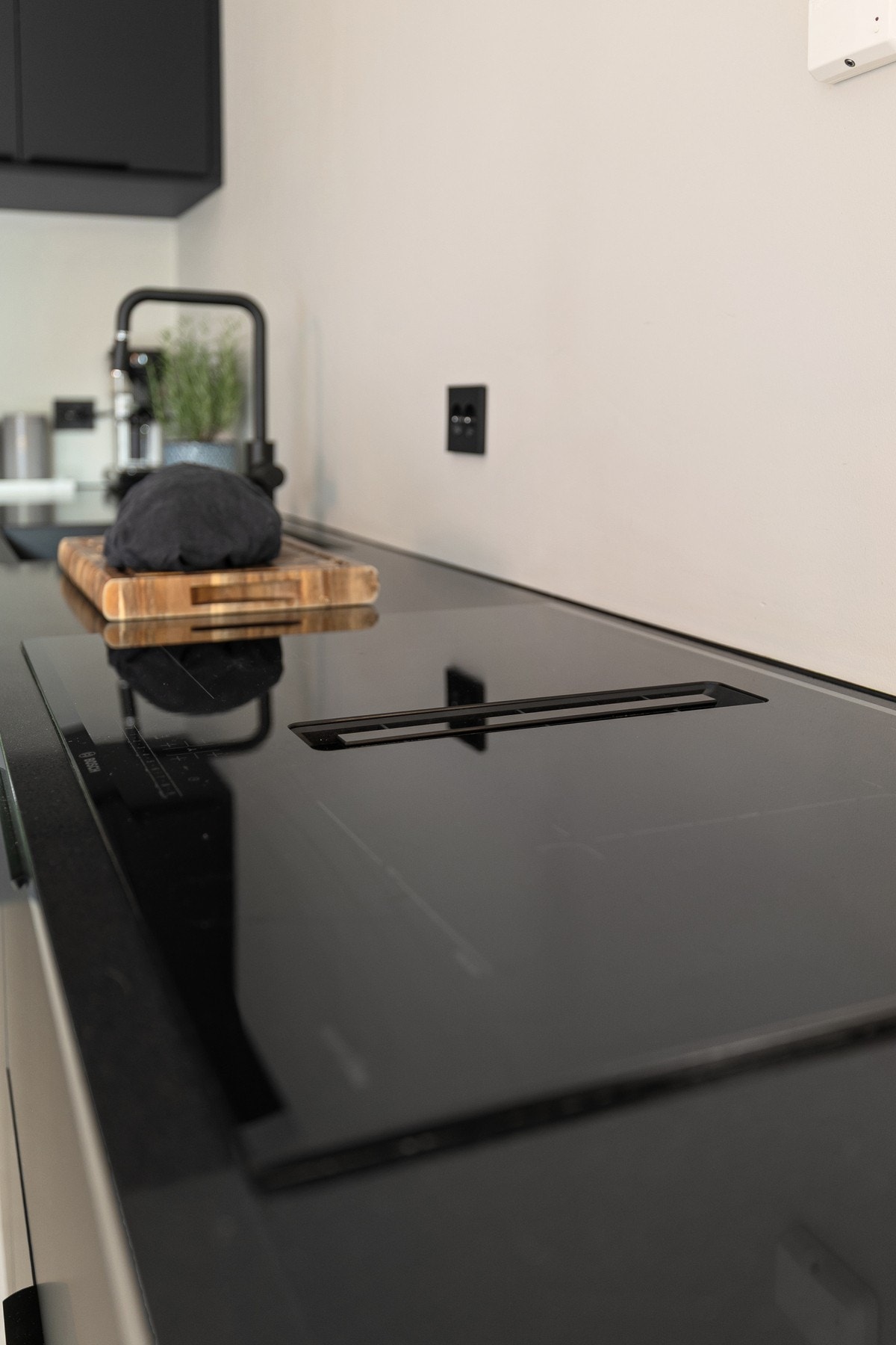 Stilren platetopp med integrert ventilator. Galleribilde